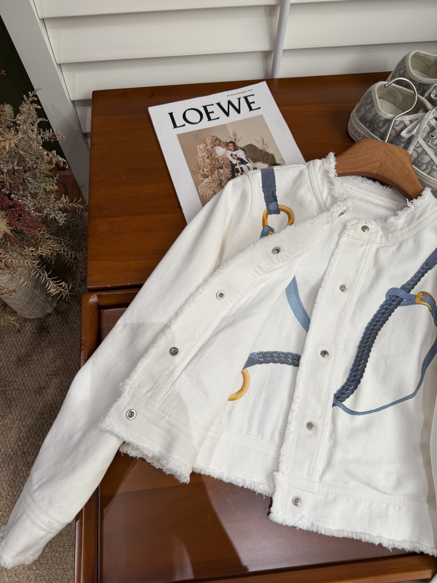 “Women’s Cowboy Coat in Cotton-Polyester Blend with Unique Design for Early Autumn Fashion Update” - 图片 3