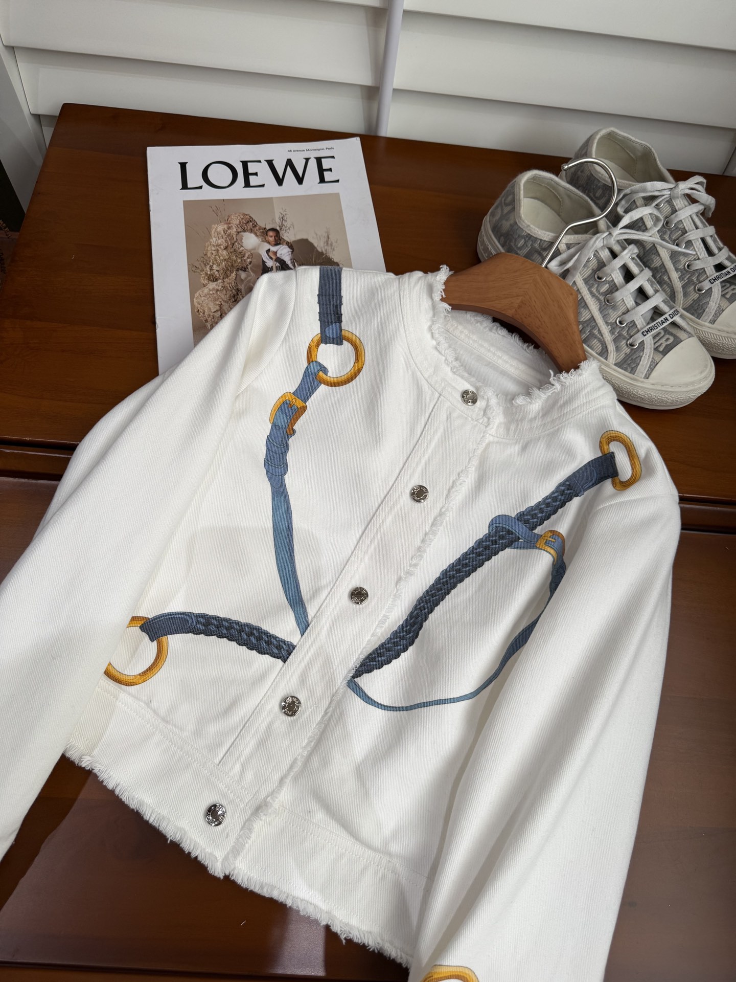 “Women’s Cowboy Coat in Cotton-Polyester Blend with Unique Design for Early Autumn Fashion Update” - 图片 2
