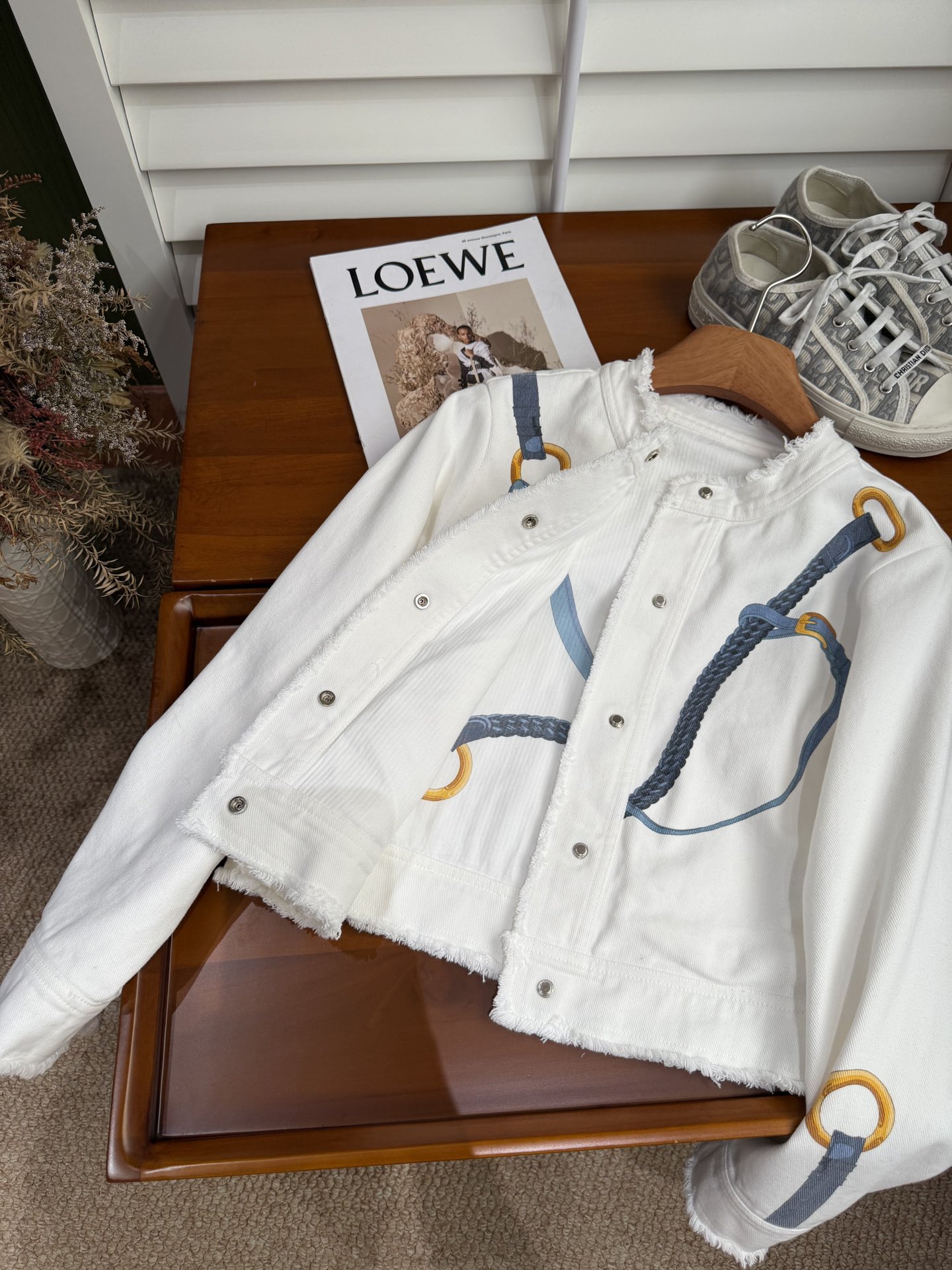 “Women’s Cowboy Coat in Cotton-Polyester Blend with Unique Design for Early Autumn Fashion Update” - 图片 4
