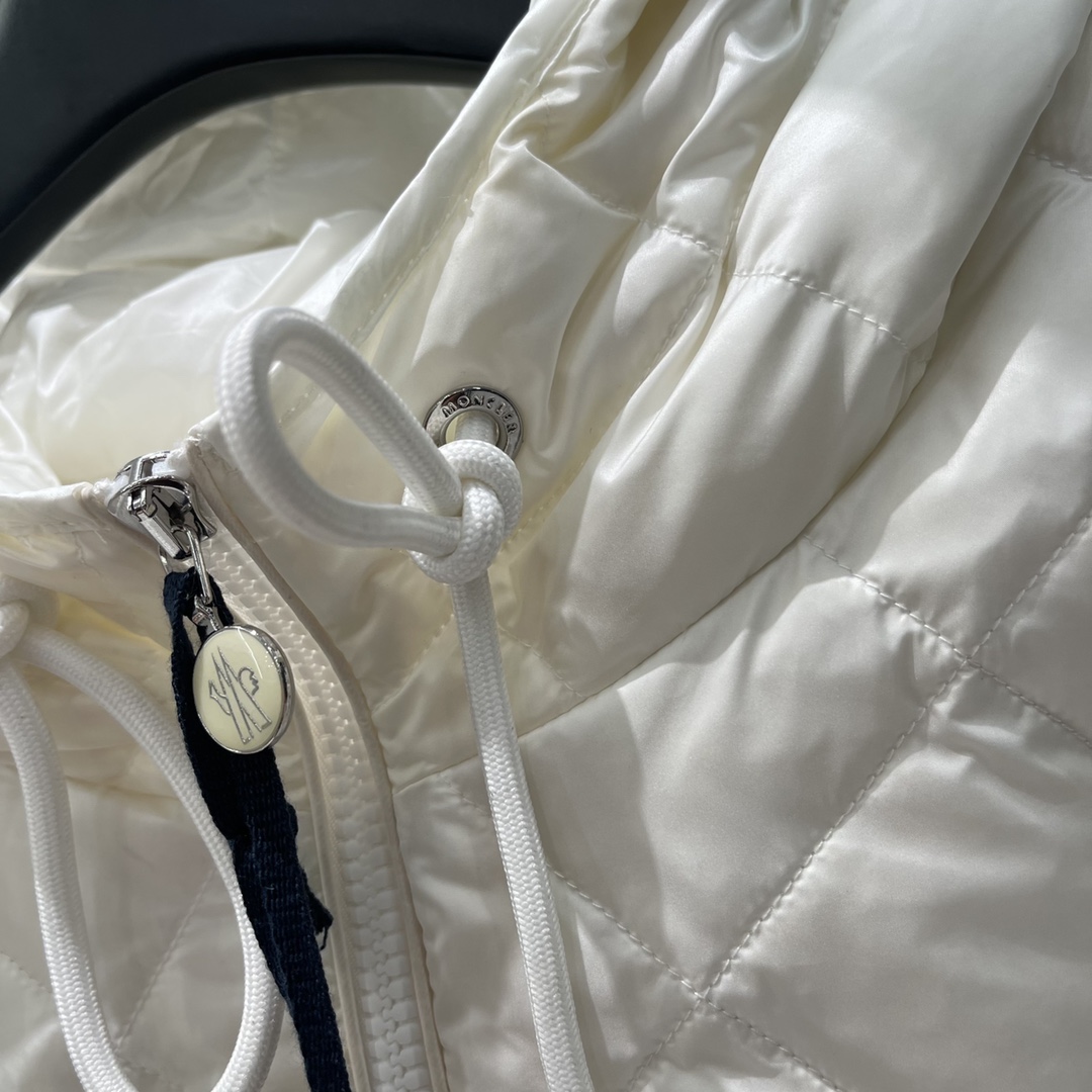 
蒙口 25早秋新款 菱格连帽抽绳羽绒服 白鹅绒填充内里整件轻盈保暖连帽抽绳版型通体采用菱格压纹斜插口袋