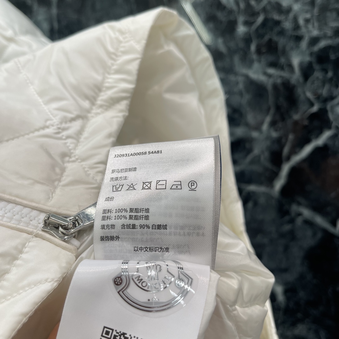 
蒙口 25早秋新款 菱格连帽抽绳羽绒服 白鹅绒填充内里整件轻盈保暖连帽抽绳版型通体采用菱格压纹斜插口袋