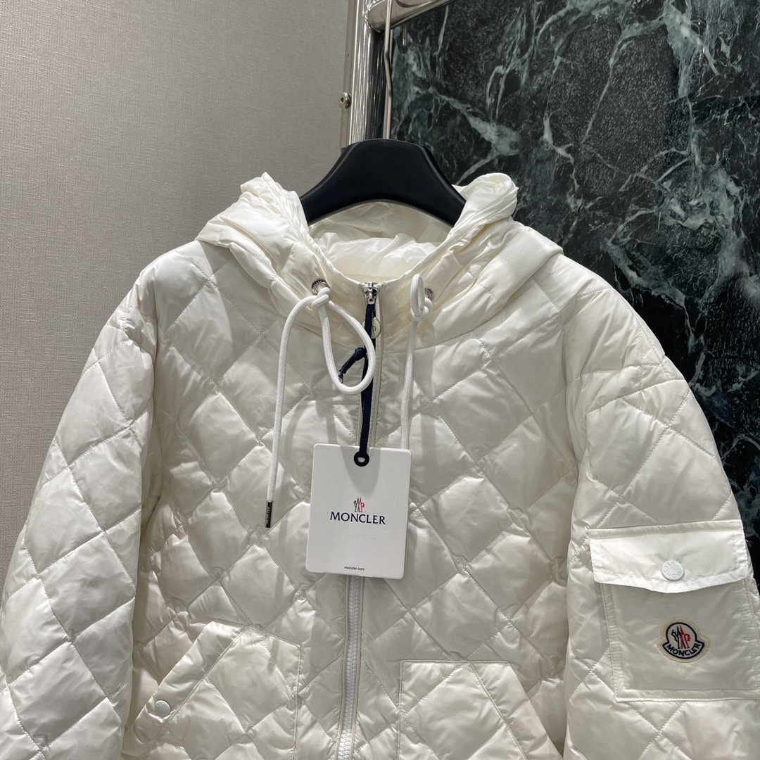 
蒙口 25早秋新款 菱格连帽抽绳羽绒服 白鹅绒填充内里整件轻盈保暖连帽抽绳版型通体采用菱格压纹斜插口袋