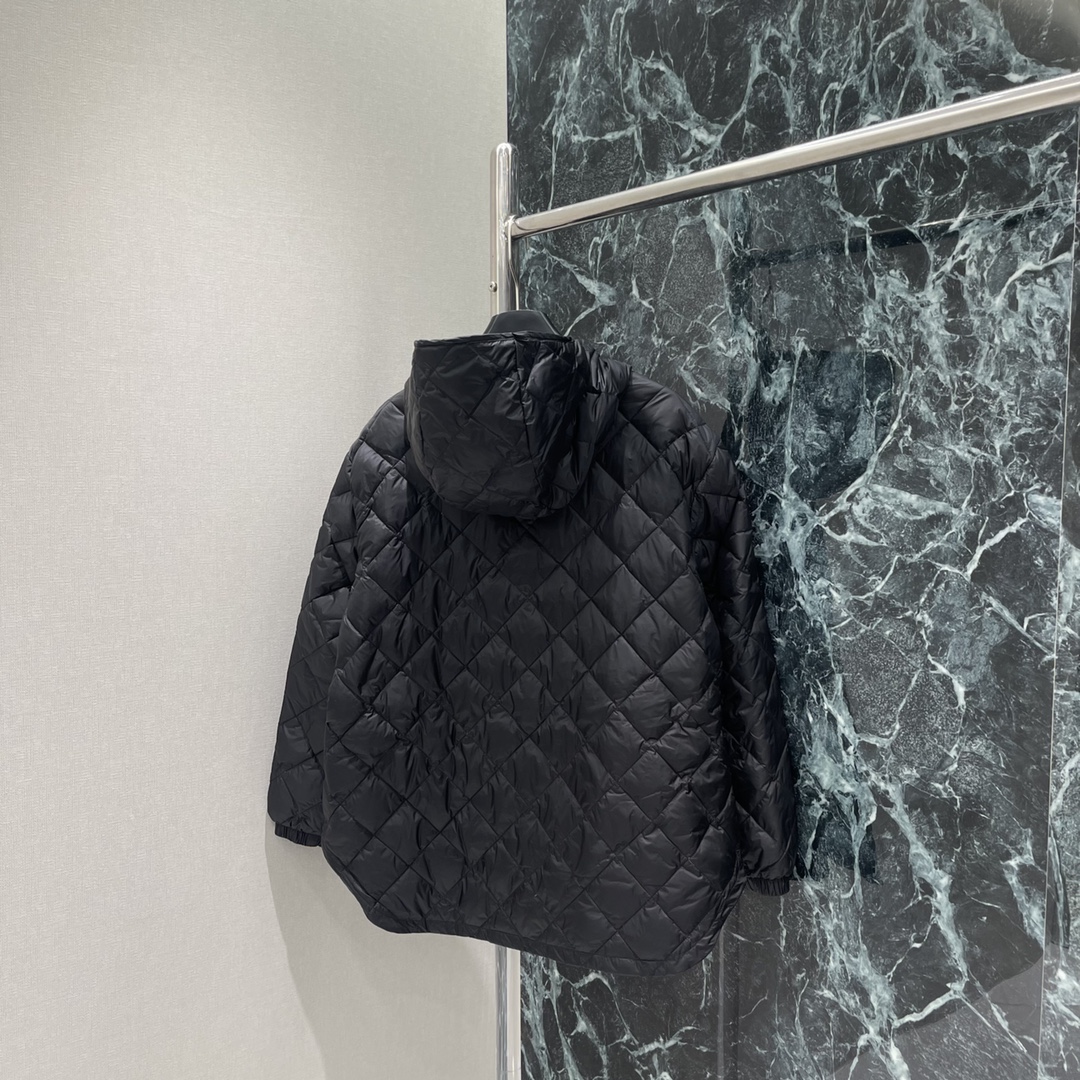 
蒙口 25早秋新款 菱格连帽抽绳羽绒服 白鹅绒填充内里整件轻盈保暖连帽抽绳版型通体采用菱格压纹斜插口袋