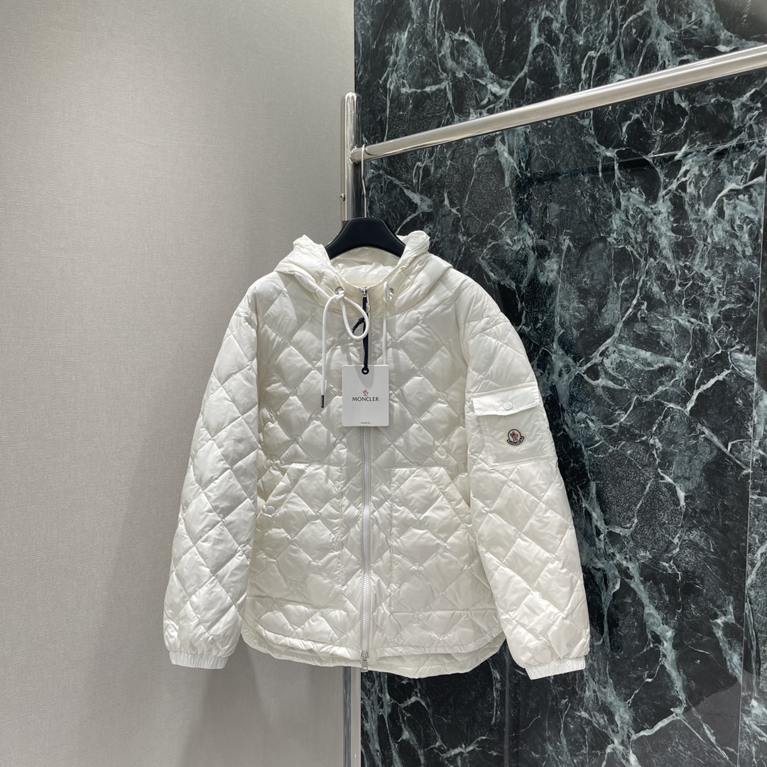 
蒙口 25早秋新款 菱格连帽抽绳羽绒服 白鹅绒填充内里整件轻盈保暖连帽抽绳版型通体采用菱格压纹斜插口袋