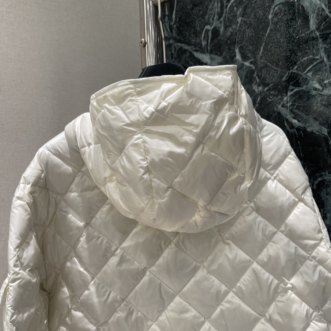 
蒙口 25早秋新款 菱格连帽抽绳羽绒服 白鹅绒填充内里整件轻盈保暖连帽抽绳版型通体采用菱格压纹斜插口袋