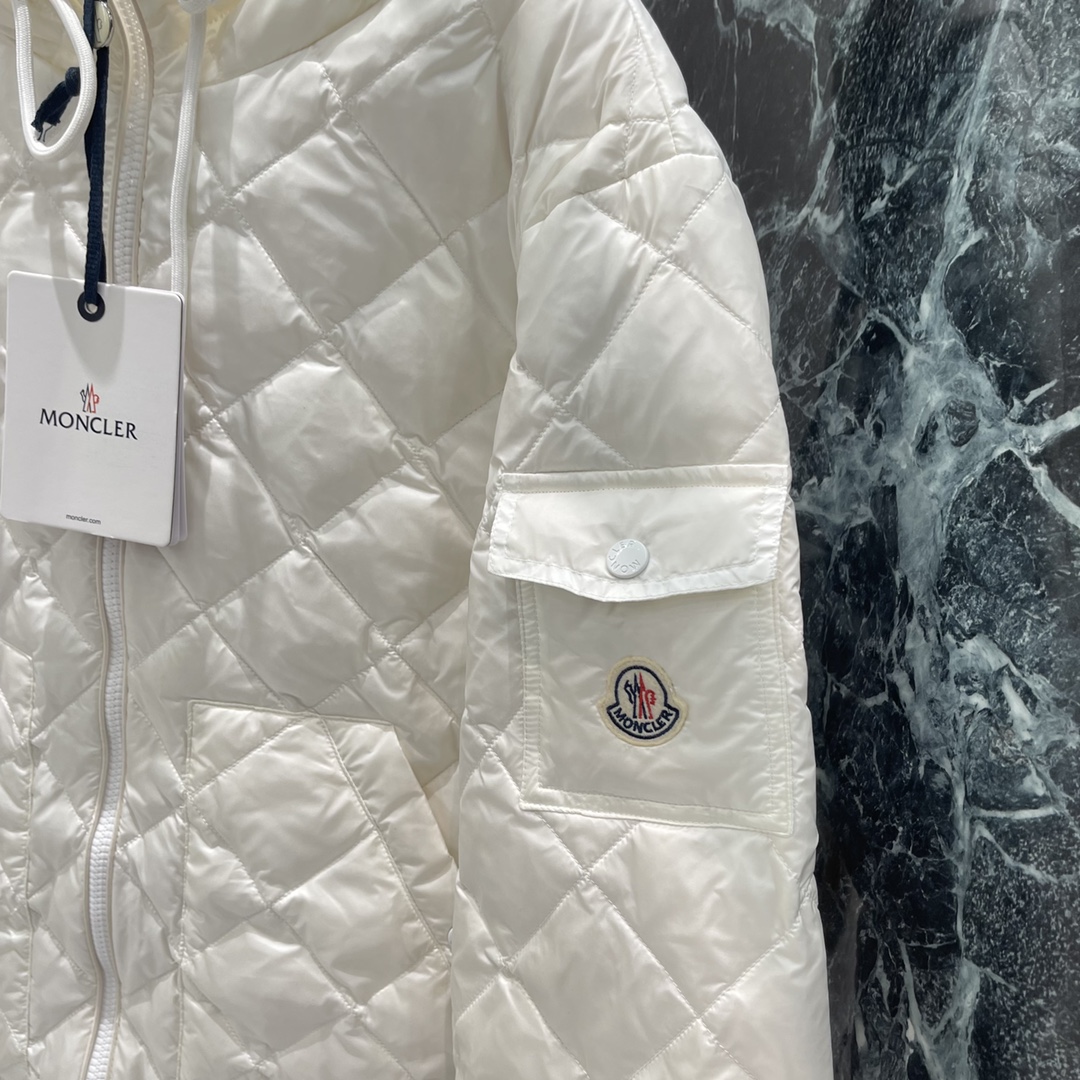 
蒙口 25早秋新款 菱格连帽抽绳羽绒服 白鹅绒填充内里整件轻盈保暖连帽抽绳版型通体采用菱格压纹斜插口袋