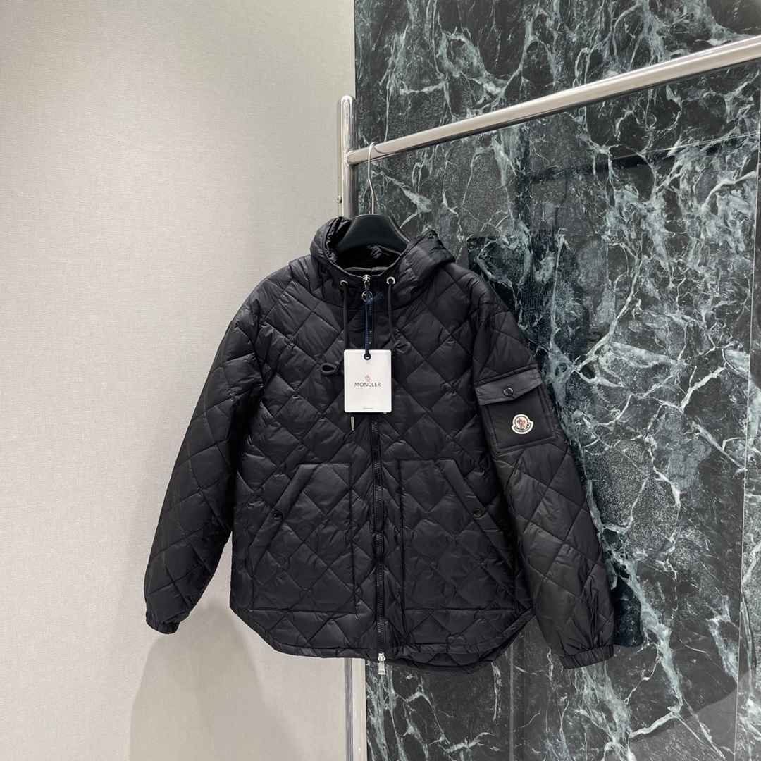 
蒙口 25早秋新款 菱格连帽抽绳羽绒服 白鹅绒填充内里整件轻盈保暖连帽抽绳版型通体采用菱格压纹斜插口袋