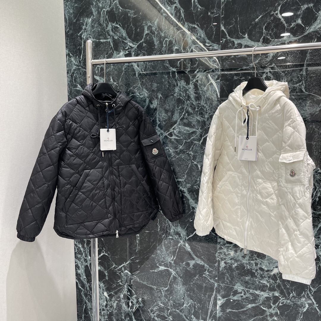 
蒙口 25早秋新款 菱格连帽抽绳羽绒服 白鹅绒填充内里整件轻盈保暖连帽抽绳版型通体采用菱格压纹斜插口袋