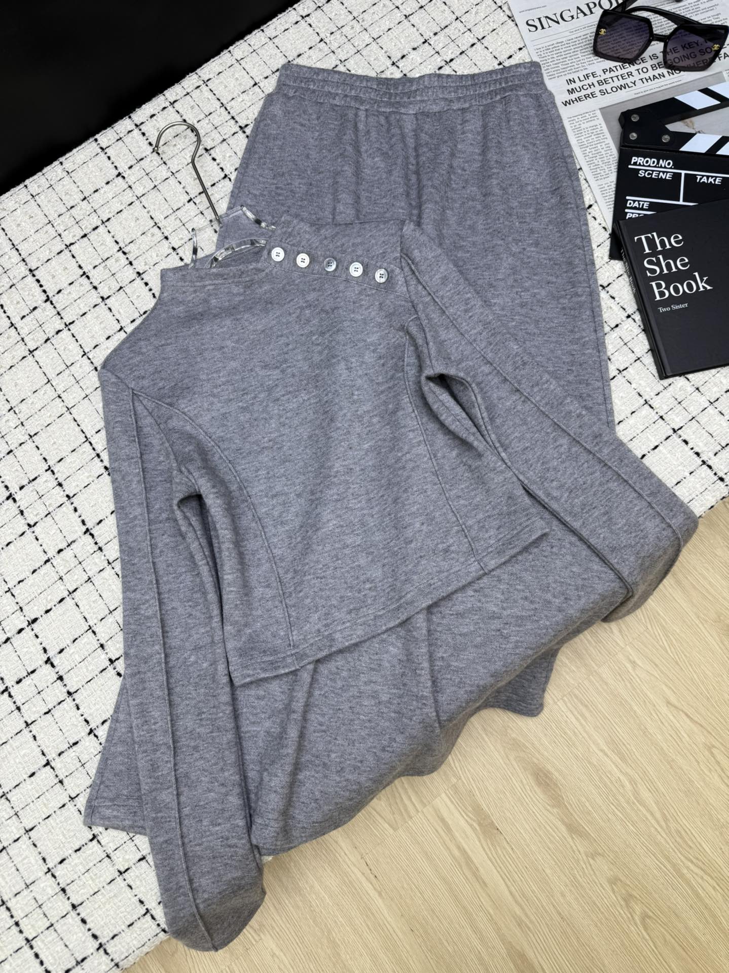 NO:463633,Minimalist casual 25ss one-breasted button design skirt Customized shell buckle Texture online Very detailed Small turtleneck top + elastic waist long skirt Relaxed tone Very stylish Feeling with a street photo blogger feeling A must-have skirt for everyone One color SML, Skirts, Alexander wang19860909极简休闲 25ss 一排扣设计套裙 定制贝壳扣 质感在线 很有细节感 小半高领上衣+松紧腰长半裙 腔调休闲感 很有范 自带街拍博主感觉 人手必备套裙 一色SML,,skirts,alexander wang,Women's clothing