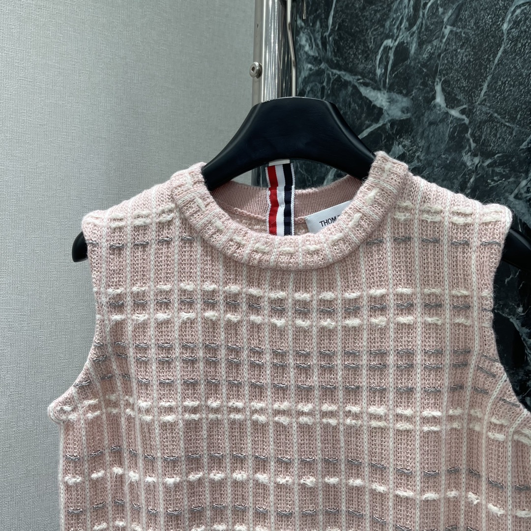 “Stylish Women’s Suit Collection: Knitted Vests, Shorts, and Skirts in Various Sizes and Colors” - 图片 2