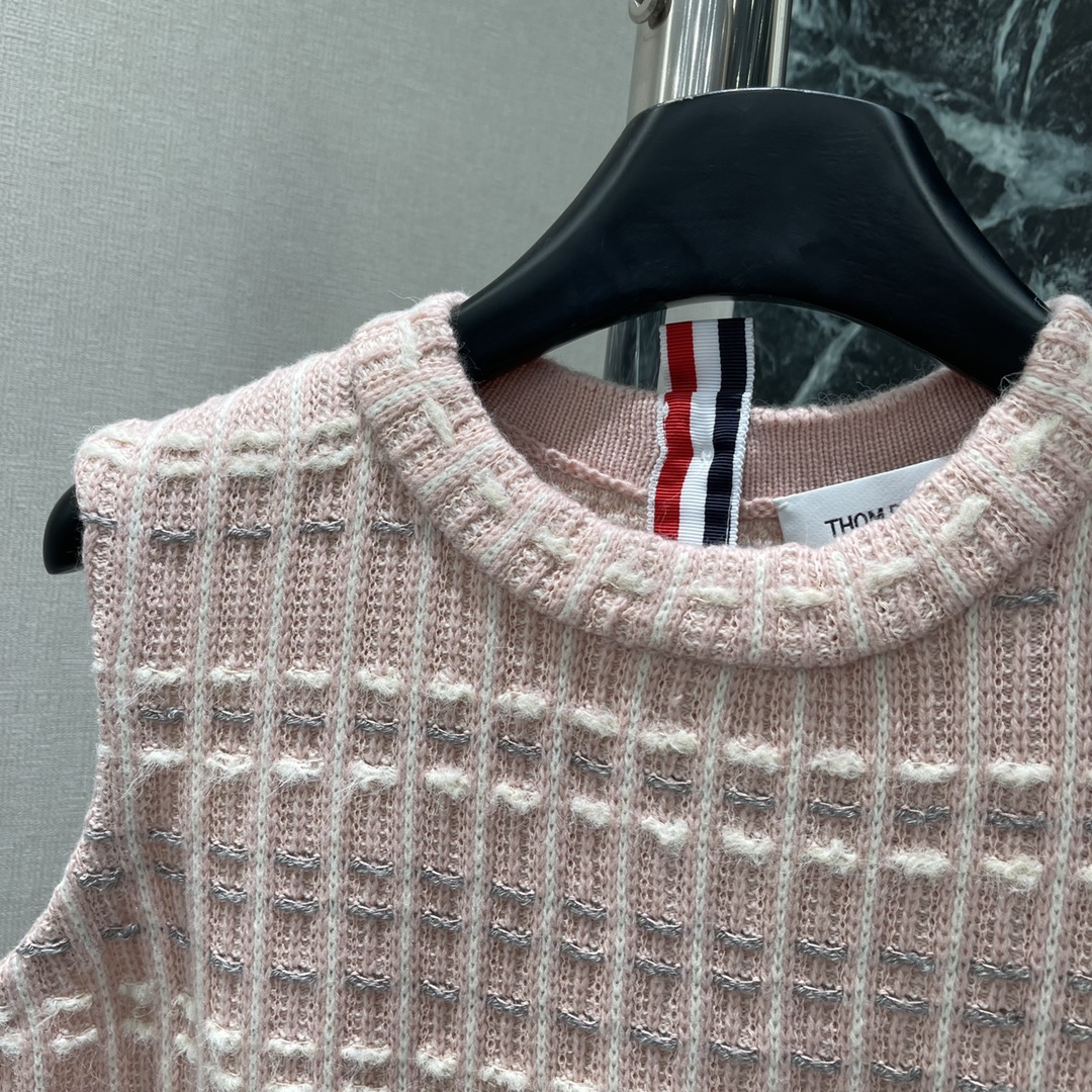 “Stylish Women’s Suit Collection: Knitted Vests, Shorts, and Skirts in Various Sizes and Colors” - 图片 4
