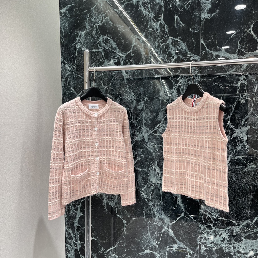 “Stylish Women’s Suit Collection: Knitted Vests, Shorts, and Skirts in Various Sizes and Colors” - 图片 9