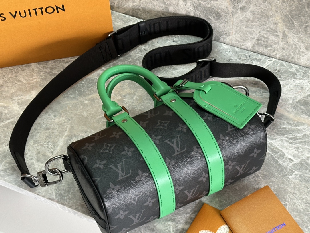 P ¥440【163C01动态芯片】 顶级原单
型号: M25885黑花配绿皮
本款 Keepall Bandoulière 25 手袋拥有 Monogram Eclipse 帆布的摩登风尚,搭配做旧金属件和明丽皮革制成的侧带、手柄及名牌。紧凑构型适宜都市出行,辊压手柄和可拆卸并调节的织物肩带实现多种背携选择。
15 x 11 x 25 厘米
(高 x 宽 x 长度)