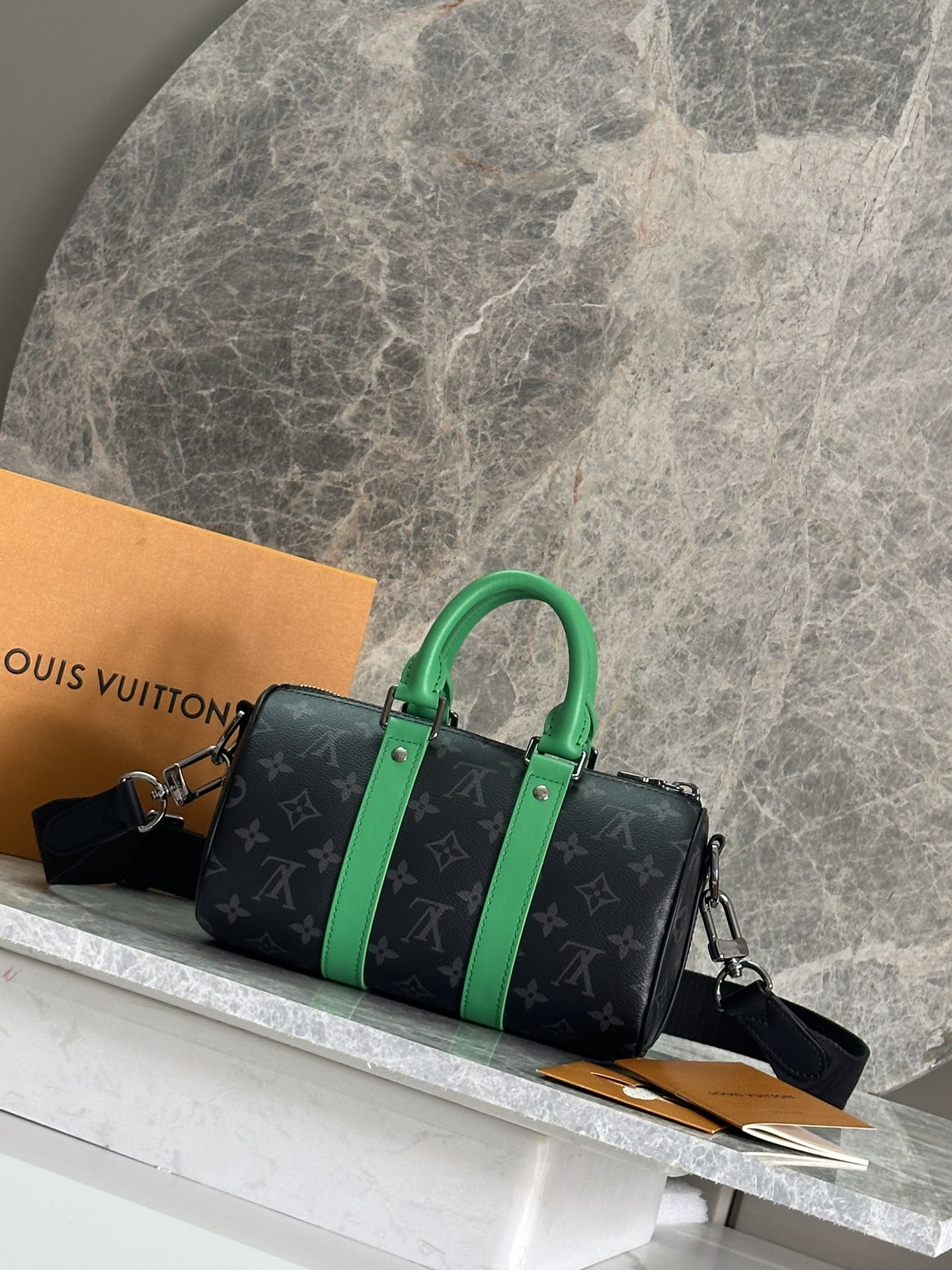P ¥440【163C01动态芯片】 顶级原单
型号: M25885黑花配绿皮
本款 Keepall Bandoulière 25 手袋拥有 Monogram Eclipse 帆布的摩登风尚,搭配做旧金属件和明丽皮革制成的侧带、手柄及名牌。紧凑构型适宜都市出行,辊压手柄和可拆卸并调节的织物肩带实现多种背携选择。
15 x 11 x 25 厘米
(高 x 宽 x 长度)