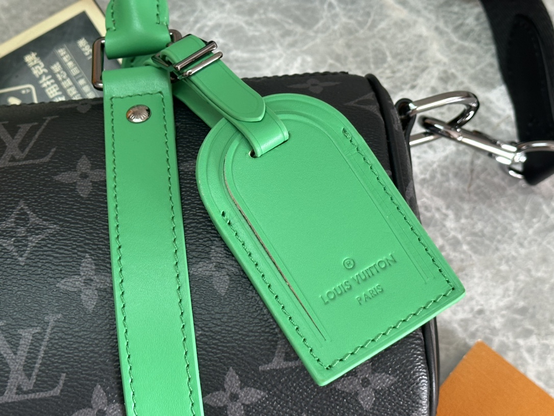 P ¥440【163C01动态芯片】 顶级原单
型号: M25885黑花配绿皮
本款 Keepall Bandoulière 25 手袋拥有 Monogram Eclipse 帆布的摩登风尚,搭配做旧金属件和明丽皮革制成的侧带、手柄及名牌。紧凑构型适宜都市出行,辊压手柄和可拆卸并调节的织物肩带实现多种背携选择。
15 x 11 x 25 厘米
(高 x 宽 x 长度)
