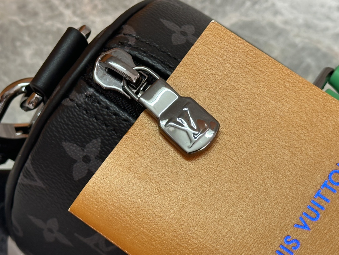 P ¥440【163C01动态芯片】 顶级原单
型号: M25885黑花配绿皮
本款 Keepall Bandoulière 25 手袋拥有 Monogram Eclipse 帆布的摩登风尚,搭配做旧金属件和明丽皮革制成的侧带、手柄及名牌。紧凑构型适宜都市出行,辊压手柄和可拆卸并调节的织物肩带实现多种背携选择。
15 x 11 x 25 厘米
(高 x 宽 x 长度)
