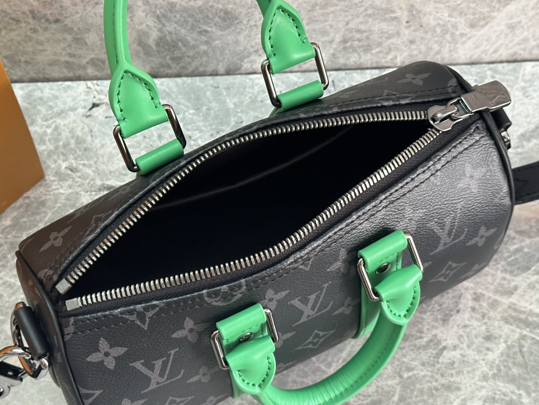 P ¥440【163C01动态芯片】 顶级原单
型号: M25885黑花配绿皮
本款 Keepall Bandoulière 25 手袋拥有 Monogram Eclipse 帆布的摩登风尚,搭配做旧金属件和明丽皮革制成的侧带、手柄及名牌。紧凑构型适宜都市出行,辊压手柄和可拆卸并调节的织物肩带实现多种背携选择。
15 x 11 x 25 厘米
(高 x 宽 x 长度)