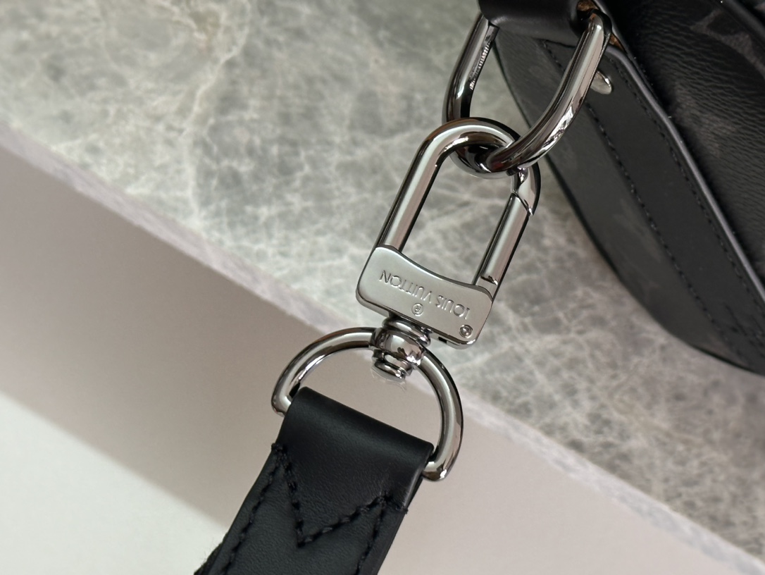 P ¥440【163C01动态芯片】 顶级原单
型号: M25885黑花配绿皮
本款 Keepall Bandoulière 25 手袋拥有 Monogram Eclipse 帆布的摩登风尚,搭配做旧金属件和明丽皮革制成的侧带、手柄及名牌。紧凑构型适宜都市出行,辊压手柄和可拆卸并调节的织物肩带实现多种背携选择。
15 x 11 x 25 厘米
(高 x 宽 x 长度)