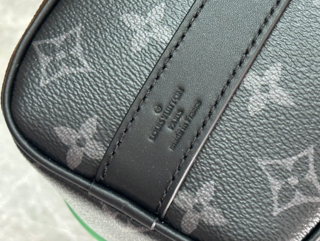 P ¥440【163C01动态芯片】 顶级原单
型号: M25885黑花配绿皮
本款 Keepall Bandoulière 25 手袋拥有 Monogram Eclipse 帆布的摩登风尚,搭配做旧金属件和明丽皮革制成的侧带、手柄及名牌。紧凑构型适宜都市出行,辊压手柄和可拆卸并调节的织物肩带实现多种背携选择。
15 x 11 x 25 厘米
(高 x 宽 x 长度)