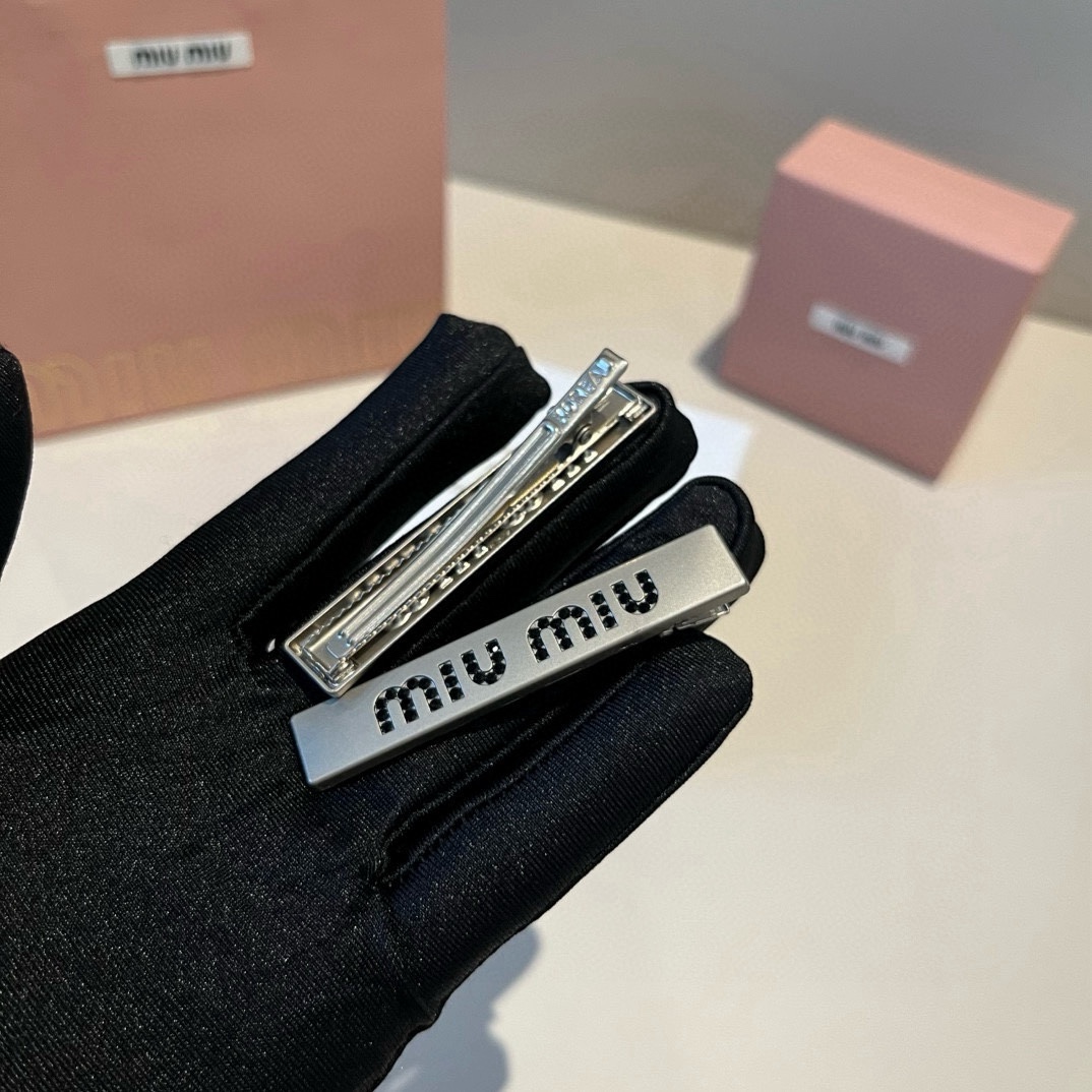 🆕（单个）

miumiu缪缪新款发夹
