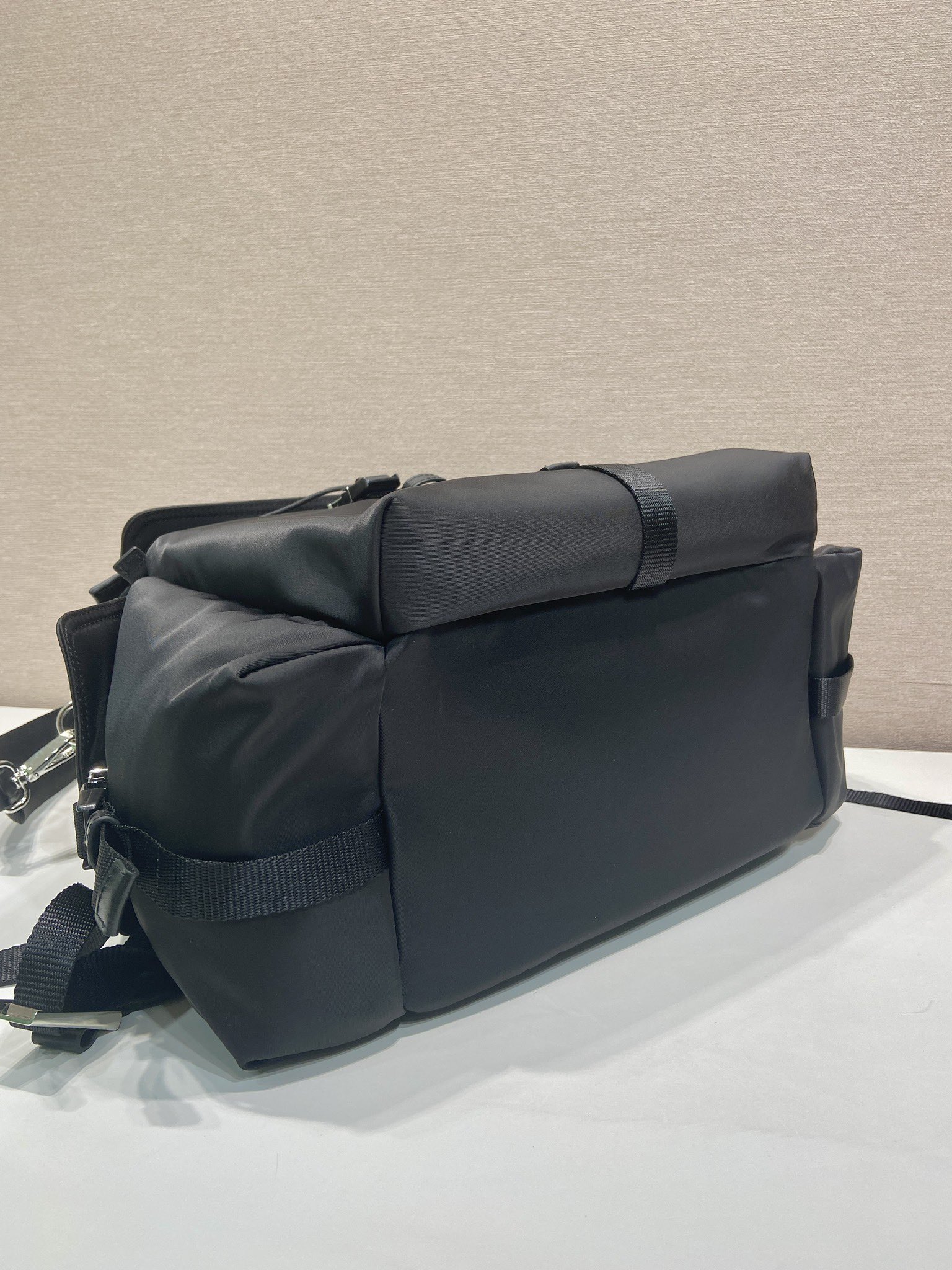 💰760🎉新款双肩包🎉2VZ118🎉👌
这款Explore手袋完美融合了高雅与功能性，拥有柔和线条的多口袋轮廓。专为城市探索和户外冒险而设计，款式配有可拆卸提手，可肩背。再生尼龙与皮革的结合体现了设计的双重性，融合了技术细节与精致，翻盖与旁开扣系统包口设计，三个外部口袋，配拉链和翻盖旁开扣系统，背面口袋，配磁扣
内部配拉链式口袋和贴袋，容量空间大，又是一款永久不过时爆款，赶紧入手吧🎉🎉
长39x高37x底20cm