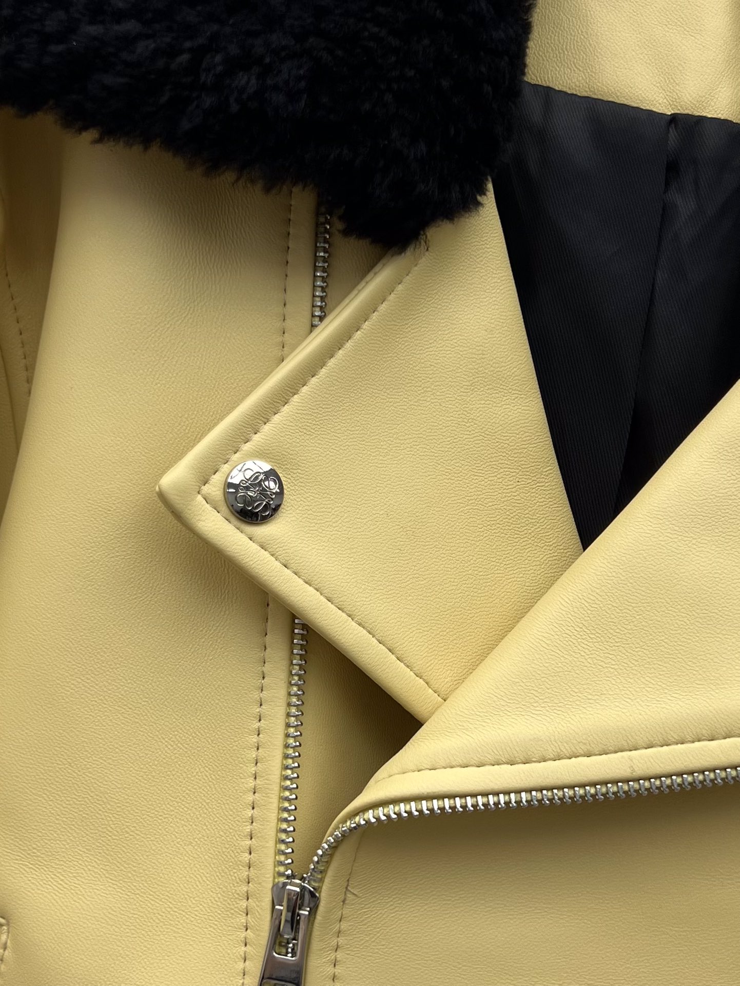 Loewe Lamb Skin Female Suit with Irregular Zipping Design - 图片 4