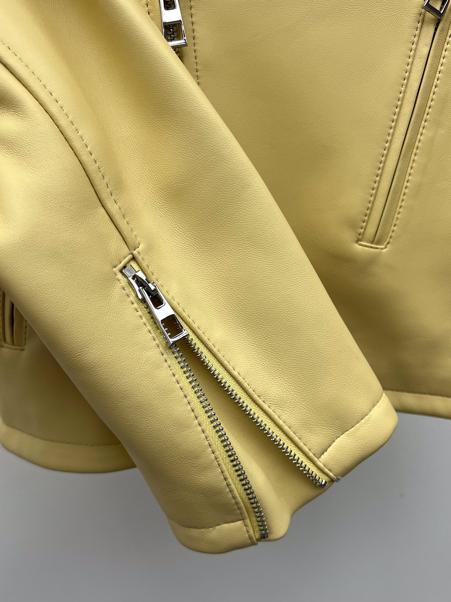 Loewe Lamb Skin Female Suit with Irregular Zipping Design - 图片 6