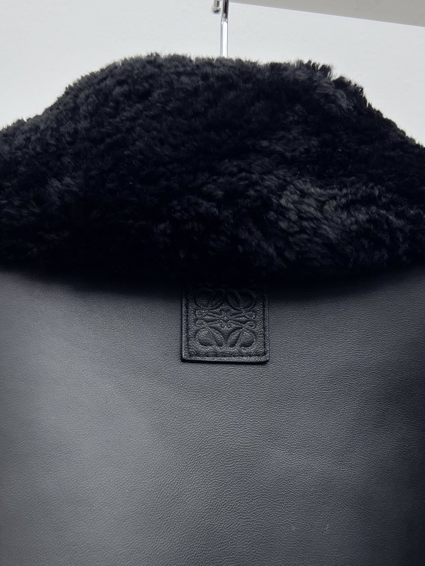 “Loewe P2400 Lamb Skin Suit with Unique Zipper Design and Dustproof Bag” - 图片 7