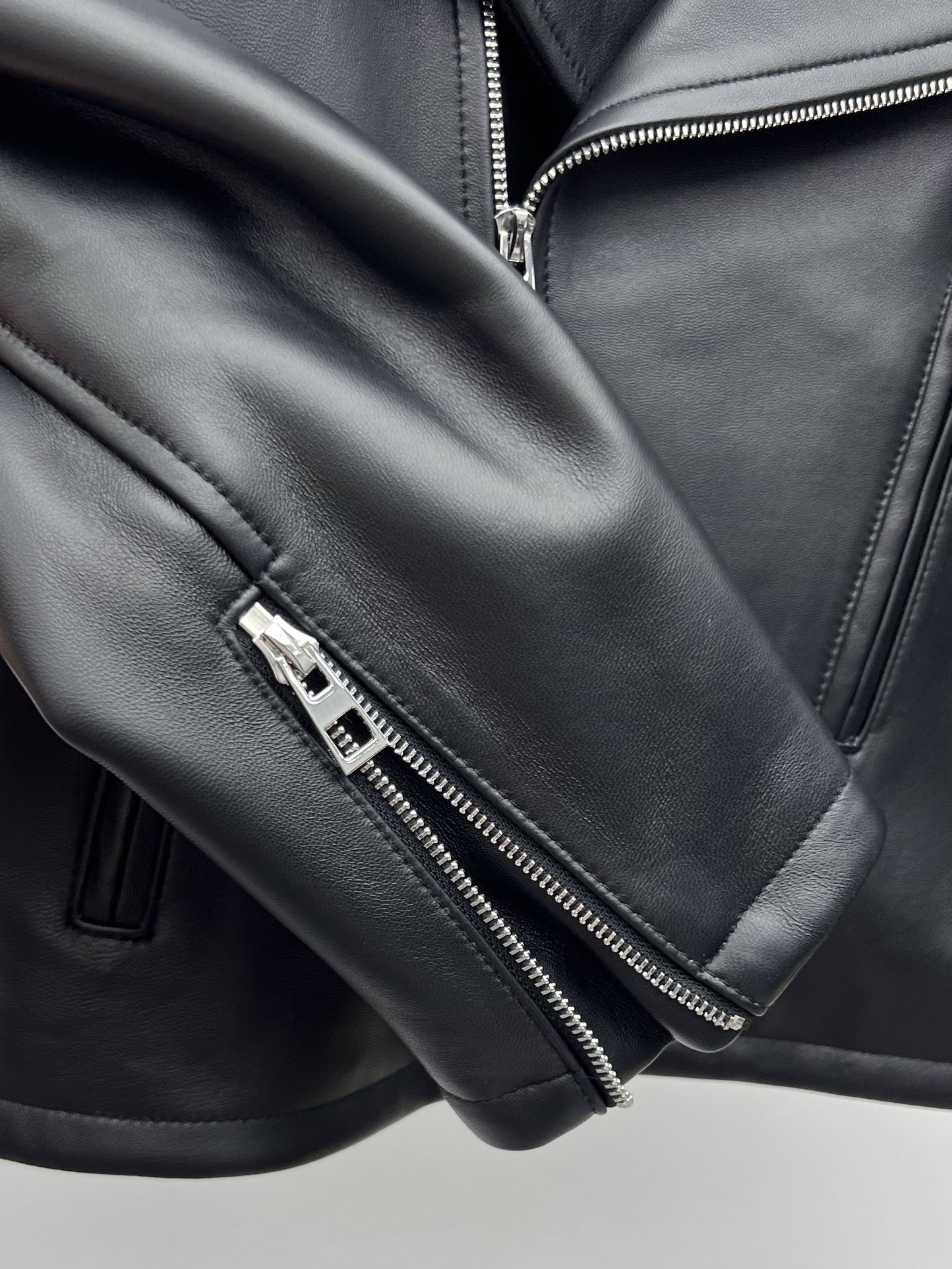 “Loewe P2400 Lamb Skin Suit with Unique Zipper Design and Dustproof Bag” - 图片 5