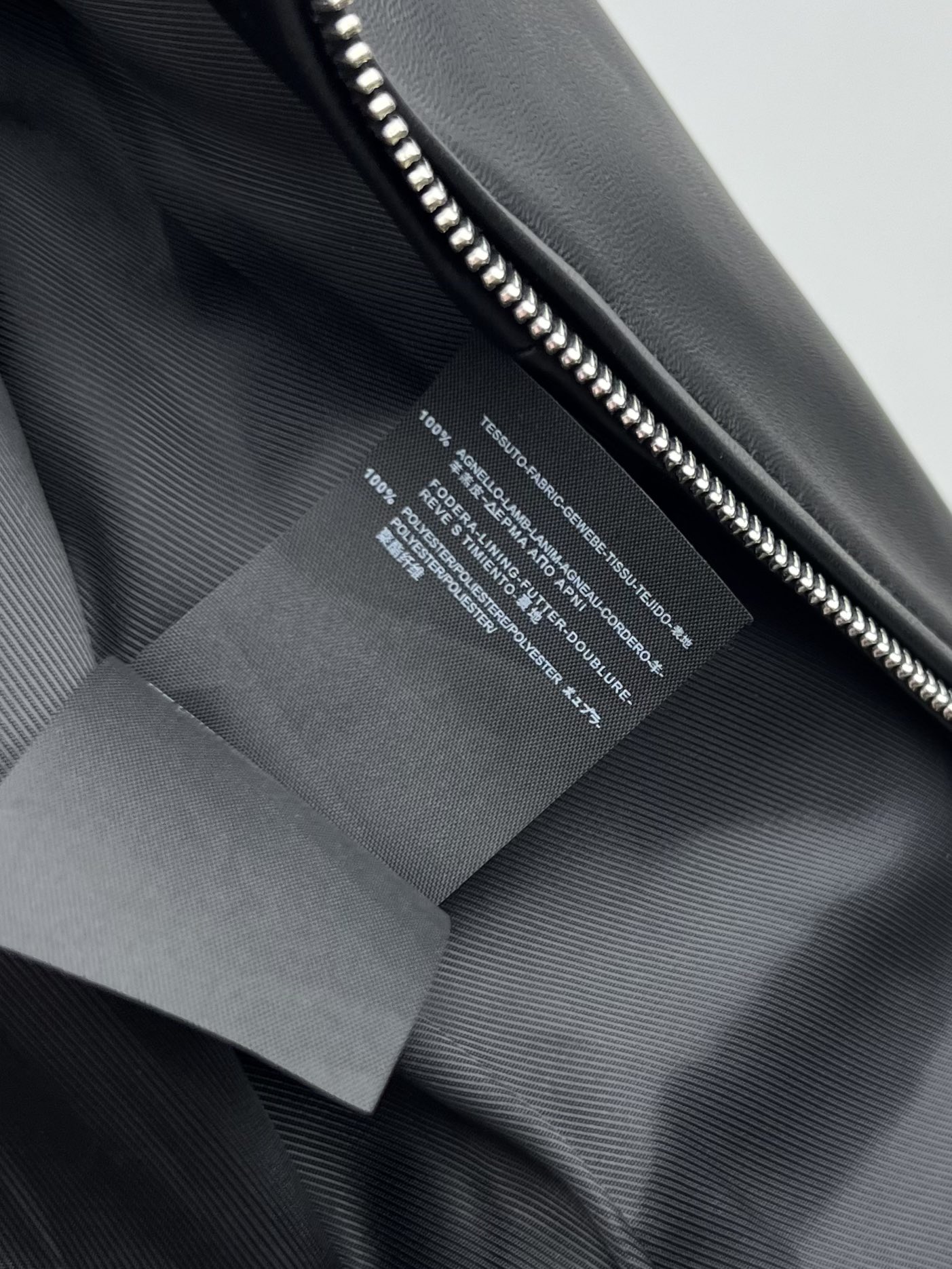 “Loewe P2400 Lamb Skin Suit with Unique Zipper Design and Dustproof Bag” - 图片 9