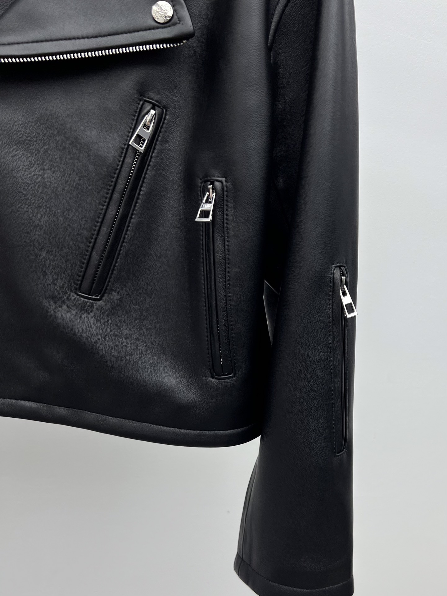 “Loewe P2400 Lamb Skin Suit with Unique Zipper Design and Dustproof Bag” - 图片 4