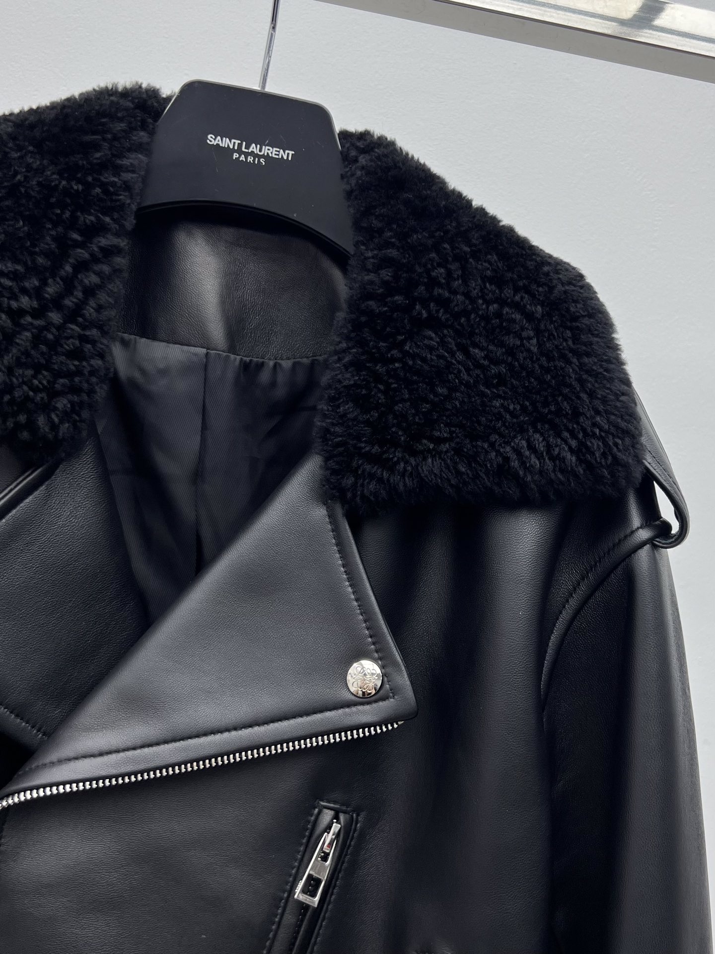 “Loewe P2400 Lamb Skin Suit with Unique Zipper Design and Dustproof Bag” - 图片 2