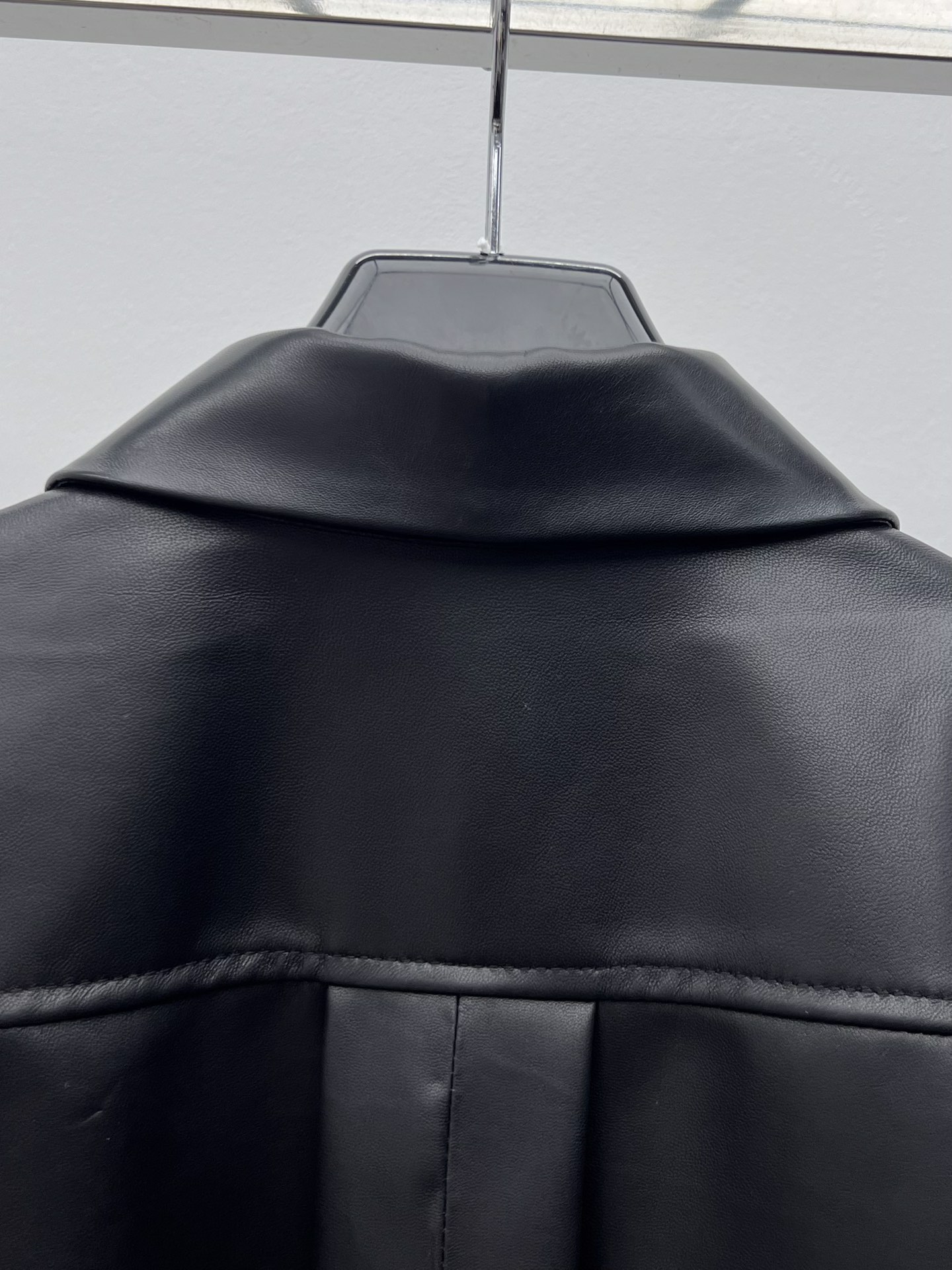 “Dustproof Lamb Skin Bag by Loewe with Short Stairwell-Style Cut and Unique Design” - 图片 7