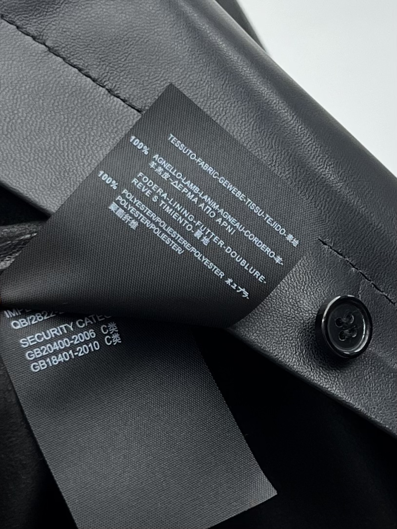 “Dustproof Lamb Skin Bag by Loewe with Short Stairwell-Style Cut and Unique Design” - 图片 9
