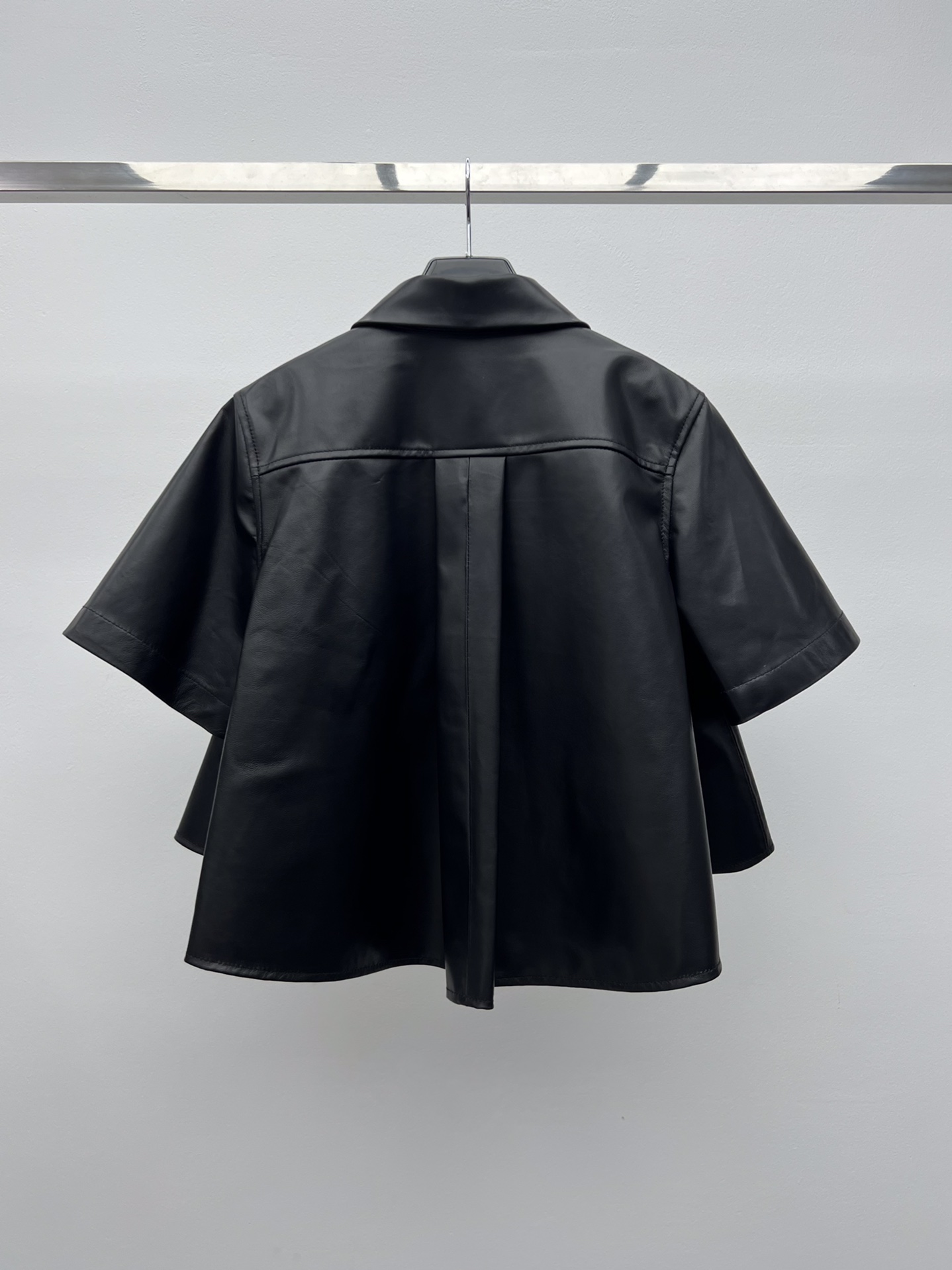 “Dustproof Lamb Skin Bag by Loewe with Short Stairwell-Style Cut and Unique Design” - 图片 6