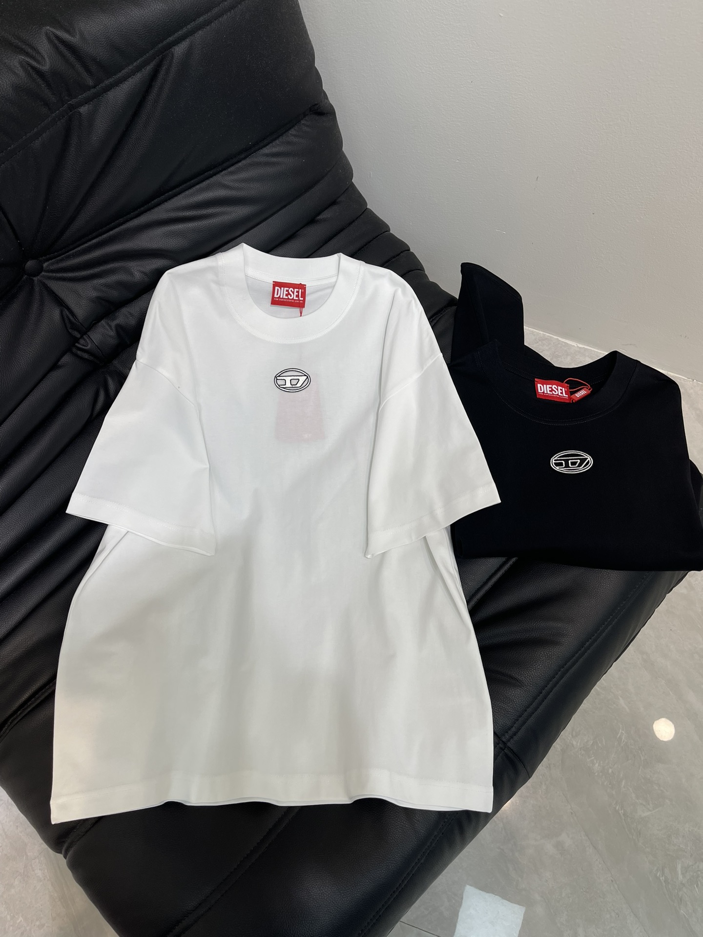 NO:467660,DIESE*25 new personalized avant-garde single-piece round neck short-sleeved T-shirt, three-dimensional embroidered logo on the front, fashionable and high-end Xinjiang long velvet cotton, more than 280 grams double yarn combed cotton fabric, loose oversize style, same style for men and women, exquisite and versatile. S-XL, versace, T-shirt, tees, t-shirt, alexander wang19860909DIESE*25新款个性前卫单品圆领短袖T恤,前幅立体刺绣logo,时尚又高级新疆长绒棉,超280克双纱精梳全棉面料,宽松oversize版型,男女同款,精致百搭.S-XL,,versace,T-shirt,tees，t-shirt,alexander wang,Women's clothing