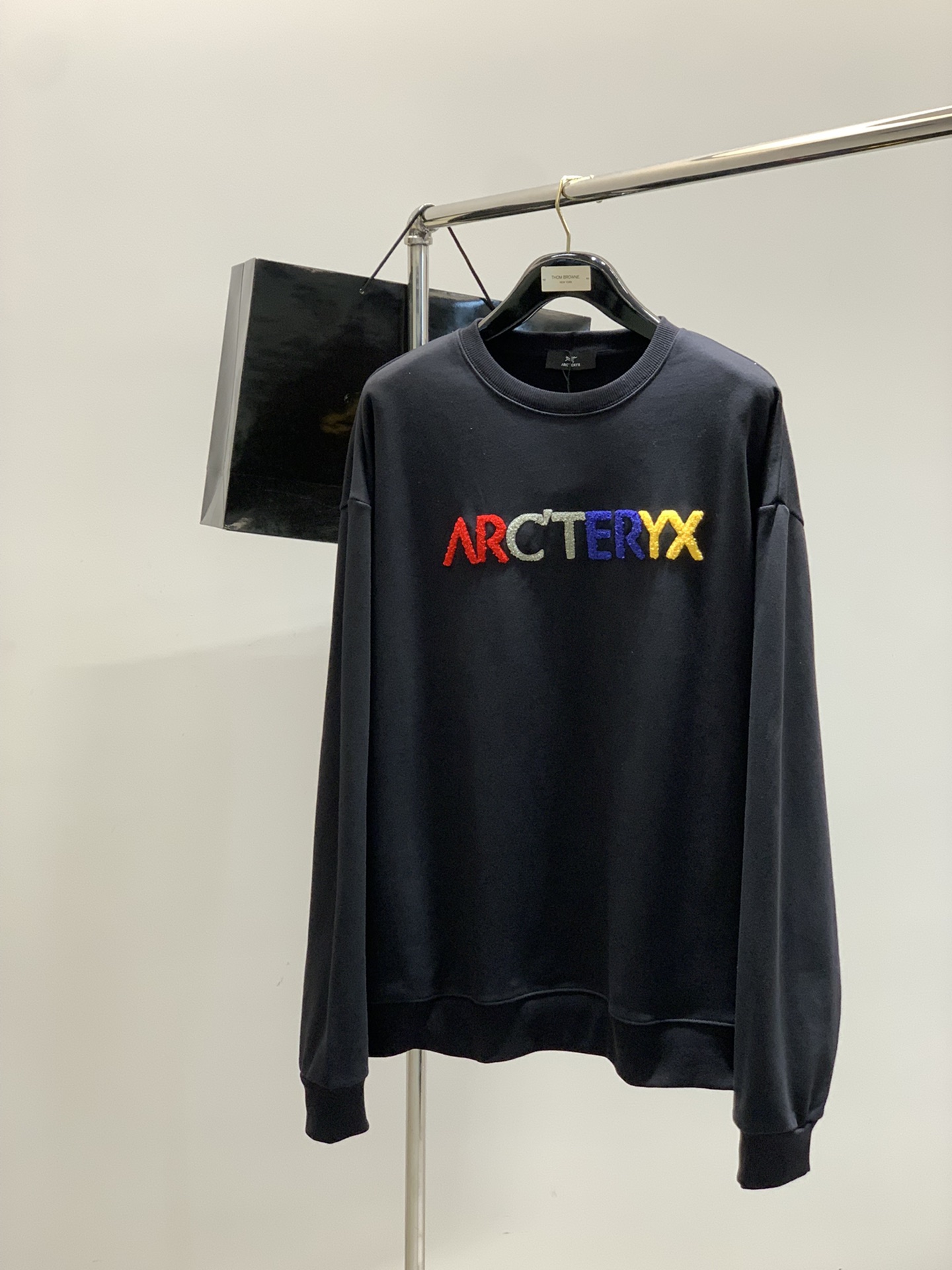 NO:515714,ARCTERYX Archaeopteryx, 2025 early autumn AW new product, fashionable and casual round neck long-sleeved sweatshirt, special counters are available at the same time, original singles, imported original fabrics, extremely complex craftsmanship, quite elegant and fashionable visuals, noble and elegant, from the main fabric to the detailed craftsmanship, highlighting the ingenuity of fashion, 3 colors recommendations, codes S-XL, arc'teryx, hoodie, sweatshirts, alexander wang19860909ARCTERYX 始祖鸟,2025早秋AW新品,时尚休闲圆领长袖卫衣,专柜同步有售,原单狠货,进口原版面料,工艺极度复杂,视觉相当雅致时髦,高贵而优雅,从主体面料到细节工艺,彰显时装的匠心所在,3色推荐,码数S-XL,arc'teryx,hoodie,sweatshirts,alexander wang,Men's clothing