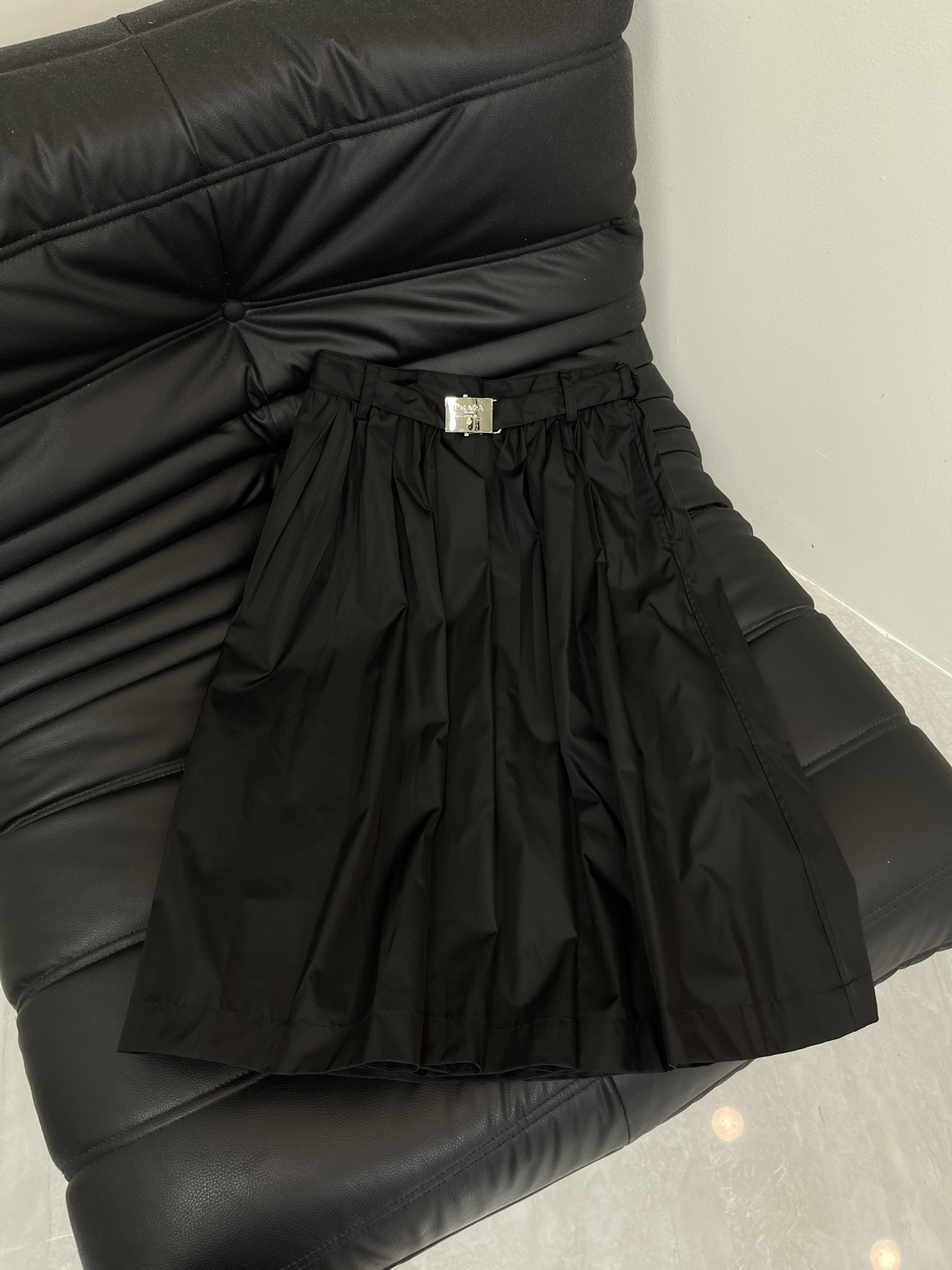 NO:464337,Prad*25 new high-waist belt pleated skirt Customized YB imported environmentally friendly recycled nylon material, textured and glossy, comfortable and stylish, high-waist mid-length skirt, A-shaped umbrella style, neat pleats to create a micro-popular skirt shape, modify the legs to make the waist look slim and relaxed, metal snap buttons at the waist engraved letters, logo belt highlights taste and outlines the waist curve, making the matching more elegant and charming, fashionable and trendy SML,,prada, skirts,alexander wang19860909Prad*25新款高腰腰带褶皱半裙 定制YB进口环保再生尼龙材质 质感光泽 舒适有型 高腰中长半身裙 A字伞状款式 利落褶皱打造微蓬裙边造型 修饰腿形显瘦松弛 腰间金属按扣印刻字母徽标腰带 凸显品味勾勒腰身曲线 让搭配更具优雅魅力 时髦潮流 SML,,prada,skirts,alexander wang,Women's clothing