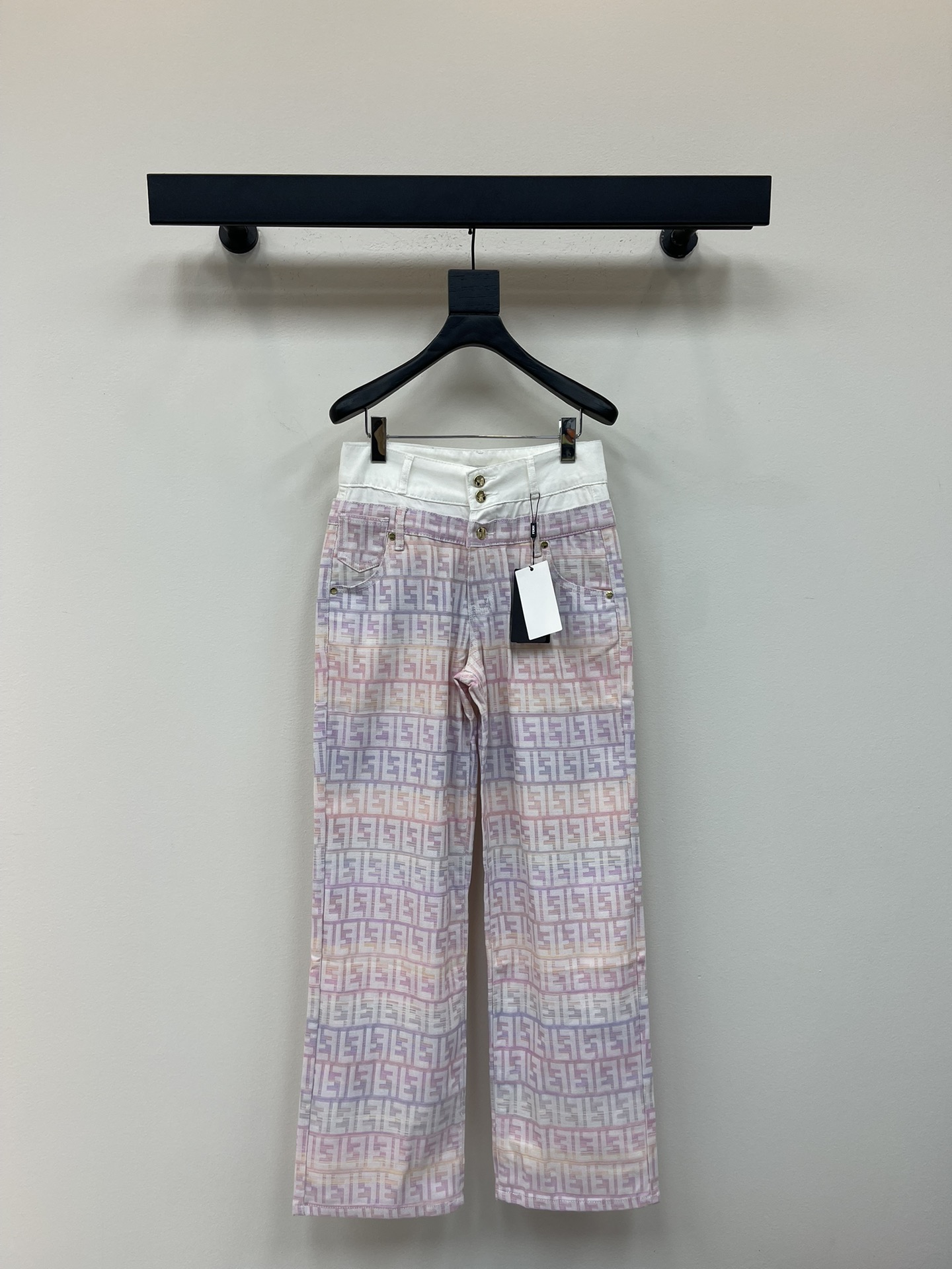 NO:467752,FEND*25 new color embroidered letter jacquard straight trousers. It uses imported denim cotton fabric, delicate, soft and comfortable to touch, and the upper body is comfortable. The three-bar design is three-dimensional cut, the versatile style and slimming can instantly lengthen the body proportions. The color embroidered letter jacquard design is very suitable for summer color matching. Custom hardware accessories~SML, fendi, alexander wang19860909FEND*25新款彩色刺绣字母提花直筒长裤.采用进口牛仔棉面料,细腻柔软舒适的触感上身舒服,三粒扣设计立体裁剪,版型百搭又显瘦能瞬间拉长身材比例,彩色刺绣字母提花设计很适合夏天的配色耶 定制五金配件~SML,,fendi,alexander wang,Women's clothing