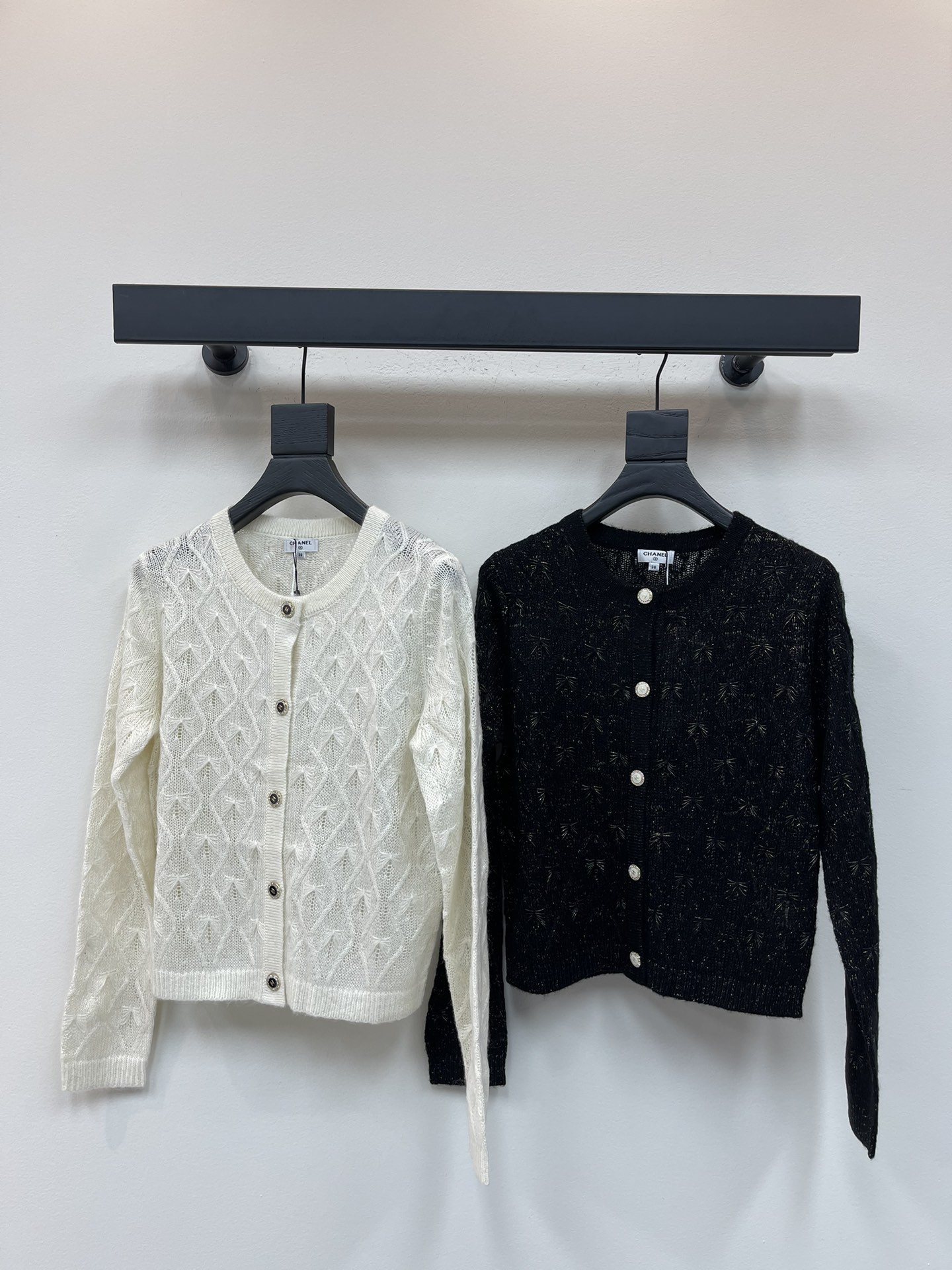 NO:464315,CHANE*25 early autumn new diamond round neck knitted long-sleeved cardigan!  Customized wool yarn weaving, soft and skin-friendly, comfortable and stylish, round neck long-sleeved cardigan style, full-body pit strip threaded edge, exquisite and fashionable, appropriate skin exposure, beautify the proportion of head and shoulders, make the whole body diamond weaving and fireworks hook weaving, strong retro style, double C buttons on the chest to show taste, playful, age-reducing, and easy to control during daily travel or party!  SML, chanel,alexander wang19860909CHANE*25早秋新款菱格圆领针织长袖开衫！定制羊毛纱线织造 柔软亲肤 舒适有型 圆领长袖开衫版型 通体坑条螺纹包边 精致洋气 恰当露肤 美化头肩比例更显瘦 通体菱格编织搭配烟花钩织工艺 复古风格强烈 胸前水钻双C纽扣 彰显品味 俏皮减龄显白 日常出行或聚会轻松驾驭！SML,,chanel,alexander wang,Women's clothing