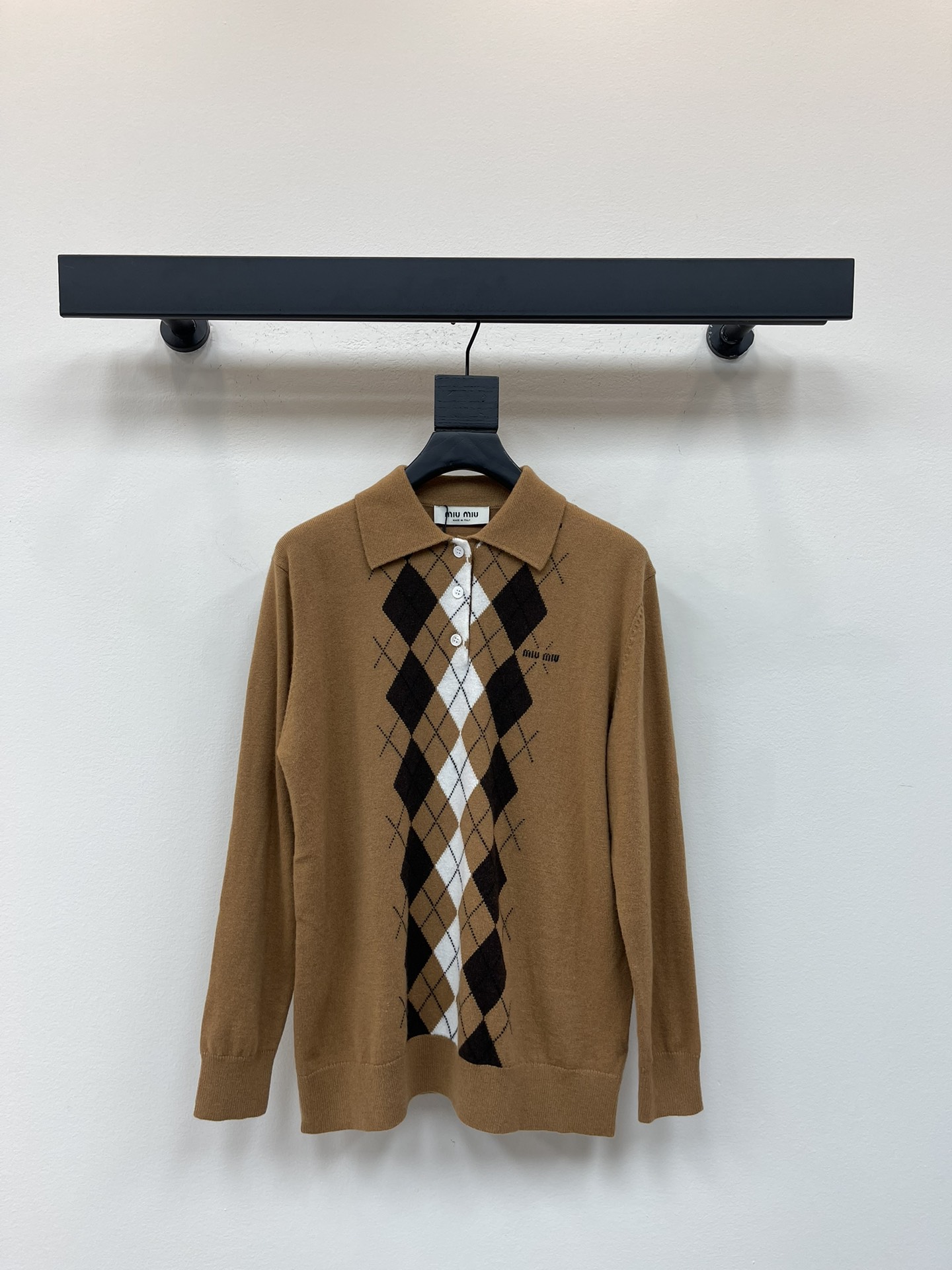 NO:464321,MiuMi*25 early autumn new lapel diamond knitted long sleeves!  Customized wool yarn weaving, delicate texture, soft and comfortable, knitted long-sleeved top cut, neckline zipper half-pallet design, cuff spiral edging, delicate and soft, large body brown color contrasts with diamond pattern on the chest, college style adds youthful atmosphere, letter logo embroidery embroidery, highlights the brand tone, literary and artistic color matching shows the charm of age reduction, a must-have outfit for dates and commuting!  SML, miumiu, alexander wang19860909MiuMi*25早秋新款翻领菱格针织长袖！定制羊毛纱线织造 质感细腻 柔软舒适 针织长袖上衣剪裁 领口拉链半开襟设计 袖口螺旋纹包边 细致柔软 大身咖色与胸前菱形图案撞色 学院风增加青春气息 字母徽标刺绣点缀 彰显品牌调性 文艺感配色尽显减龄魅力 约会通勤必备穿搭！SML,,miumiu,alexander wang,Women's clothing