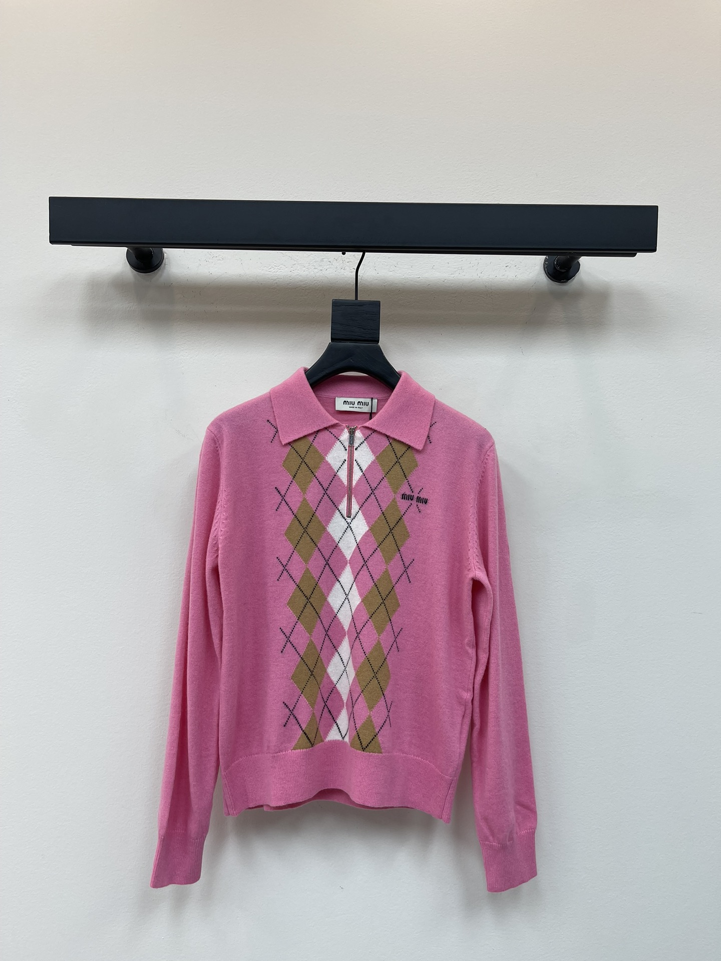 NO:463021,Miumi*25 early autumn new lapel diamond knitted long sleeves custom YB wool yarn fabric, delicate texture, soft and comfortable knitted long-sleeved top cut, neckline zipper half-pallet design, cuff spiral edging, delicate and soft, large rose pink and rhombus pattern contrasting color on the chest, college style adds youthful atmosphere, letter logo embroidery embroidery, highlights the brand tone, literary and artistic color matching shows the charm of age reduction, essential outfits for dates and commuting SML,,miumiu,alexander wang19860909Miumi*25早秋新款翻领菱格针织长袖 定制YB羊毛纱线织造 质感细腻 柔软舒适 针织长袖上衣剪裁 领口拉链半开襟设计 袖口螺旋纹包边 细致柔软 大身玫粉色与胸前菱形图案撞色 学院风增加青春气息 字母徽标刺绣点缀 彰显品牌调性 文艺感配色尽显减龄魅力 约会通勤必备穿搭 SML,,miumiu,alexander wang,Women's clothing