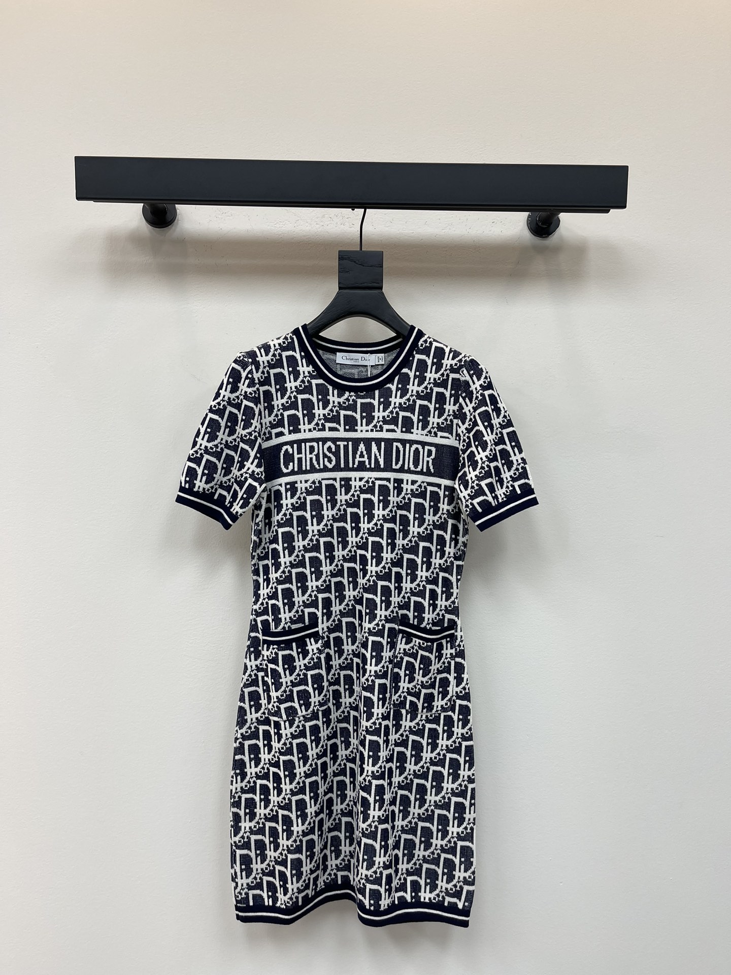 NO:463029,Dio*25 early autumn new jacquard letter knitted short-sleeved dress!  Customized wool yarn woven, full texture, knitted round neck short-sleeved skirt cut, delicate outline, more exquisite style, and unique. The letters and logo embellish the whole letters on the chest, showing the luxury tone of the brand, rich visual effects, delicate textured upper body, showing the light luxury and fashionable temperament, and you can wear it alone!  SML, dior, skirts, T-shirt, alexander wang19860909Dio*25早秋新款提花字母针织短袖连衣裙！定制羊毛纱线织造 质感十足 针织圆领短袖裙剪裁 细致轮廓包边 更显版型精致 彰显个性 通体字母提花胸前横杆字母徽标点缀 尽显品牌奢华调性 丰富视觉效果 细腻纹理上身尽显轻奢时髦气质 单穿叠穿均可！SML,,dior,skirts,T-shirt,alexander wang,Women's clothing