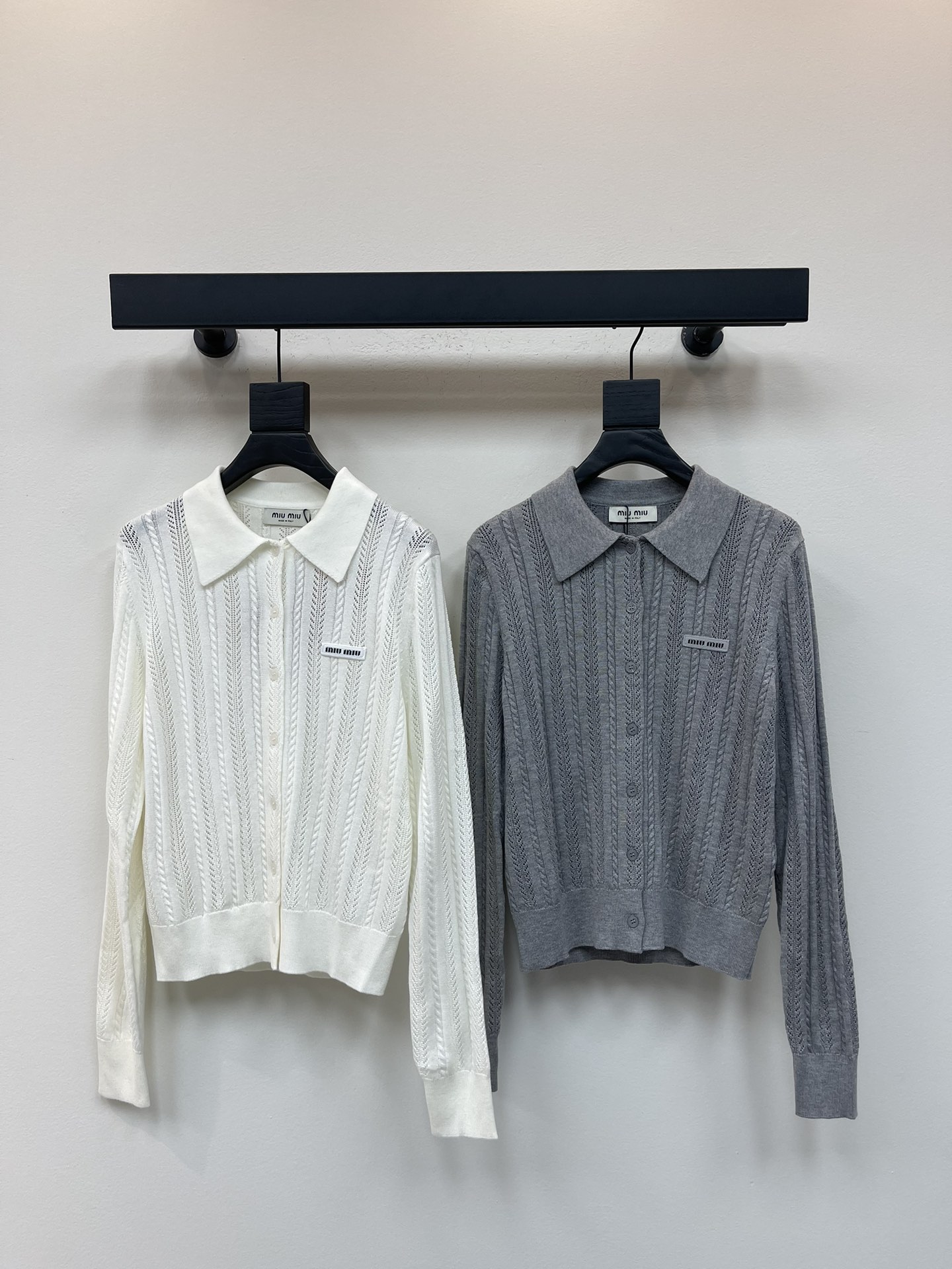 NO:464353,MiuMi*25 early autumn new lapel knitted long-sleeved cardigan!  Customized wool blended yarn wool, cool and breathable texture, Polo-collar knitted cardigan cut, the whole body is interwoven with hollow crochet texture, outlines the diamond pattern to highlight the high-end feeling of outfit, loose and inclusive of figure, showing the relaxed tone, the brand letter logo logo on the chest highlights the light luxury and fashionable temperament, and you can wear it alone and layer it!  SML, miumiu, alexander wang19860909MiuMi*25早秋新款翻领针织长袖开衫！定制羊毛混纺纱线织造 质感冰爽透气 Polo领针织开衫剪裁 通体利用镂空钩针肌理交织 勾勒出菱格花纹图案 凸显穿搭高级感 版型宽松包容身材 尽显松弛调性 胸前品牌字母logo徽标 凸显轻奢时髦气质 单穿叠穿均可！SML,,miumiu,alexander wang,Women's clothing