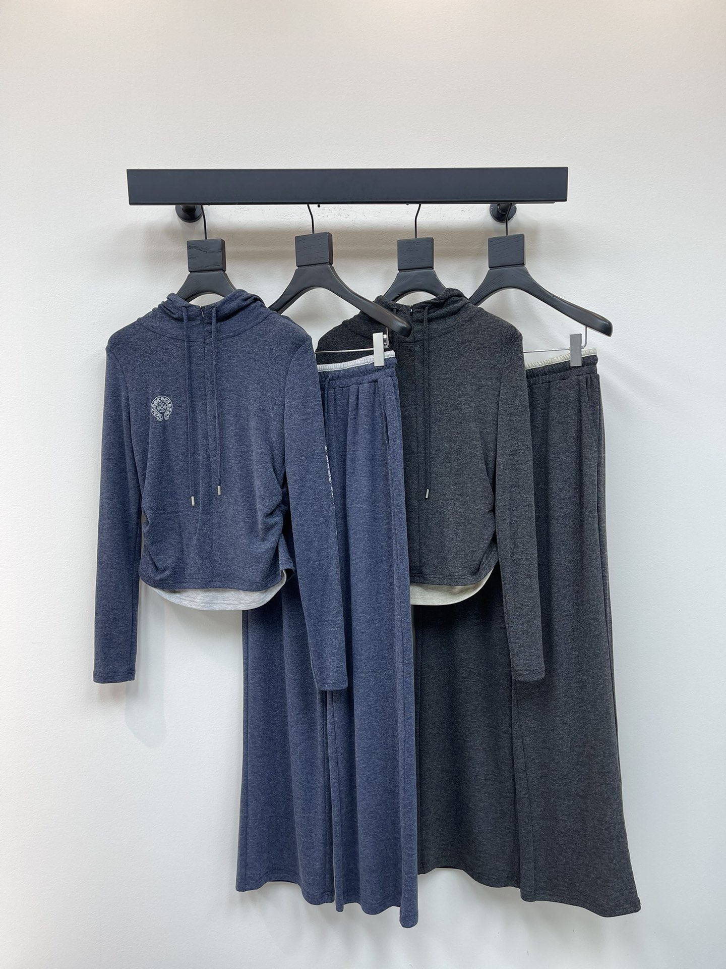 NO:464376,Crowxin*25 Early Autumn New Product Set!  High-end custom fake two-piece hooded top, paired with elastic waist trousers, minimalist French elegant lazy style, casual and fashionable!  The three-dimensional tailoring version can be sweet and salty to reduce the age-reducing girlish style. Various ways to wear it are versatile and slim and tall!  Highly recommend your own version!  The imported high-density fabric has a great texture!  Workmanship quality depends on details SML, chrome hearts, hats, alexander wang19860909克罗心*25早秋新品套装！ 高端定制假两件带帽上衣,搭配松紧腰长裤 极简主义风法式优雅的慵懒风, 休闲又时髦！ 立体剪裁版版型可甜可盐减龄少女风. 多种穿法百搭上身显瘦又高挑！ 强烈推荐自留款！ 进口高密度面料质感超赞！ 做工品质看细节 SML,,chrome hearts,hats,alexander wang,Women's clothing