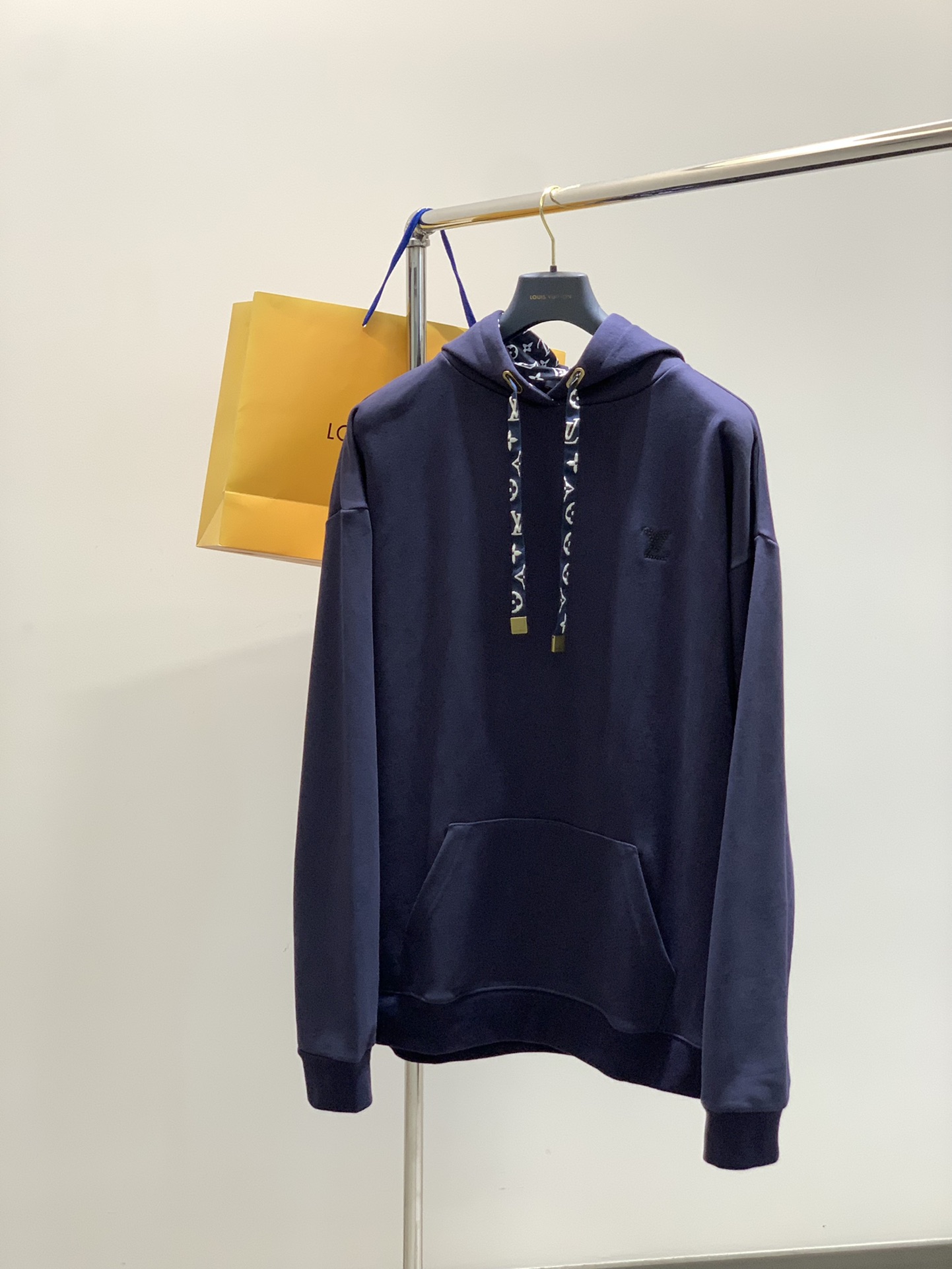 NO:515727,Louis Vuitton, the latest model in summer 2025, available at the counter at the same time, original singles, fashionable and casual hooded sweatshirts, very distinctive on the upper body!  Eye-catching and highlighted, imported original fabric, top-grade embroidery craft letter pattern decorative logo, original hardware and auxiliary decoration, simple but not lacking in fashion, classic and atmospheric, comfortable and breathable, handsome and stylish on the upper body, 2 colors recommended, code number S-XL,, louis vuitton, louis vuitton, hoodie, sweatshirts, hats, alexander wang19860909LouisVuitton 路易威登,2025夏季最新款,专柜同步有售,原单狠货,时尚休闲连帽卫衣,上身很有特点！吸睛而有亮点,进口原版面料,顶级刺绣工艺字母图案装饰Logo,原版五金辅料装饰,简单而不失时尚,经典大气,舒适透气,上身帅气有型,2色推荐,码数S-XL,,louis vuitton,louis vuitton,hoodie,sweatshirts,hats,alexander wang,Men's clothing