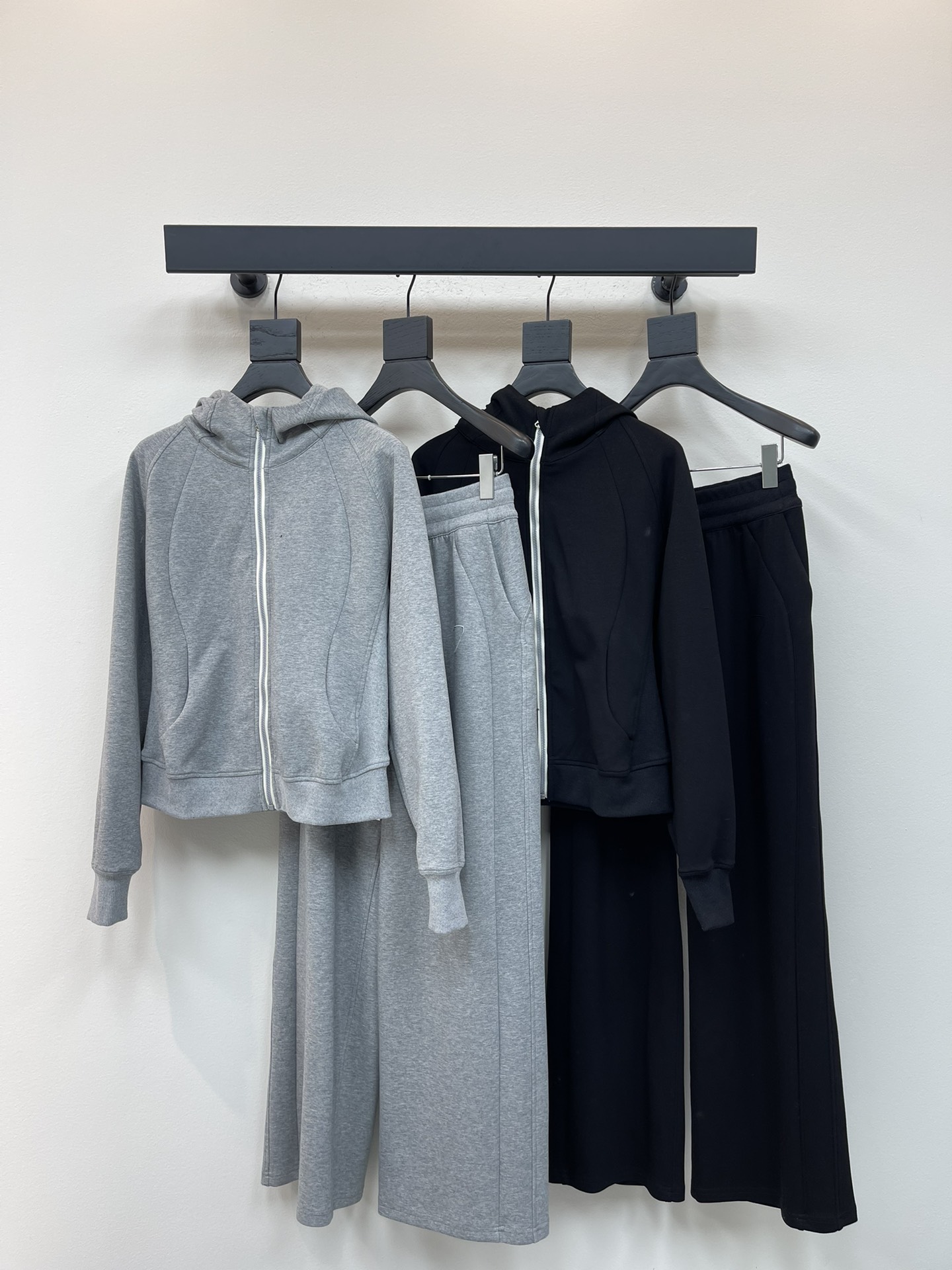 NO:464383,Prad*25 autumn and winter new product set!  High-end custom hooded jacket with elastic waist trousers Minimalist French elegant lazy style, casual and fashionable!  The three-dimensional tailoring version can be sweet and salty to reduce the age-reducing girlish style. Various ways to wear it are versatile and slim and tall!  Highly recommend your own version!  The imported high-density fabric has a great texture!  Workmanship quality depends on details SML, prada, jackets & coats,hats,alexander wang19860909Prad*25秋冬新品套装！ 高端定制带帽外套,搭配松紧腰长裤 极简主义风法式优雅的慵懒风, 休闲又时髦！ 立体剪裁版版型可甜可盐减龄少女风. 多种穿法百搭上身显瘦又高挑！ 强烈推荐自留款！ 进口高密度面料质感超赞！ 做工品质看细节 SML,,prada,jackets & coats,hats,alexander wang,Women's clothing