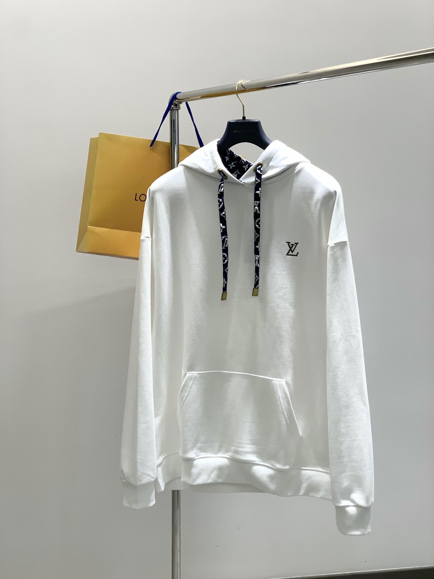 NO:515724,,LouisVuitton, the latest model for summer 2025, available at the counter at the same time, original singles, fashionable and casual hooded sweatshirt, very distinctive on the upper body!  Eye-catching and highlighted, imported original fabric, top-grade embroidery craft letter pattern decoration logo, original hardware and auxiliary materials decoration, simple but not lacking fashion, classic and atmospheric, comfortable and breathable, handsome and stylish on the upper body, 2 colors recommended, code number S-XL,, louis vuitton, louis vuitton, hoodie, sweatshirts, hats, alexander wang19860909,LouisVuitton 路易威登,2025夏季最新款,专柜同步有售,原单狠货,时尚休闲连帽卫衣,上身很有特点！吸睛而有亮点,进口原版面料,顶级刺绣工艺字母图案装饰Logo,原版五金辅料装饰,简单而不失时尚,经典大气,舒适透气,上身帅气有型,2色推荐,码数S-XL,,louis vuitton,louis vuitton,hoodie,sweatshirts,hats,alexander wang,Men's clothing