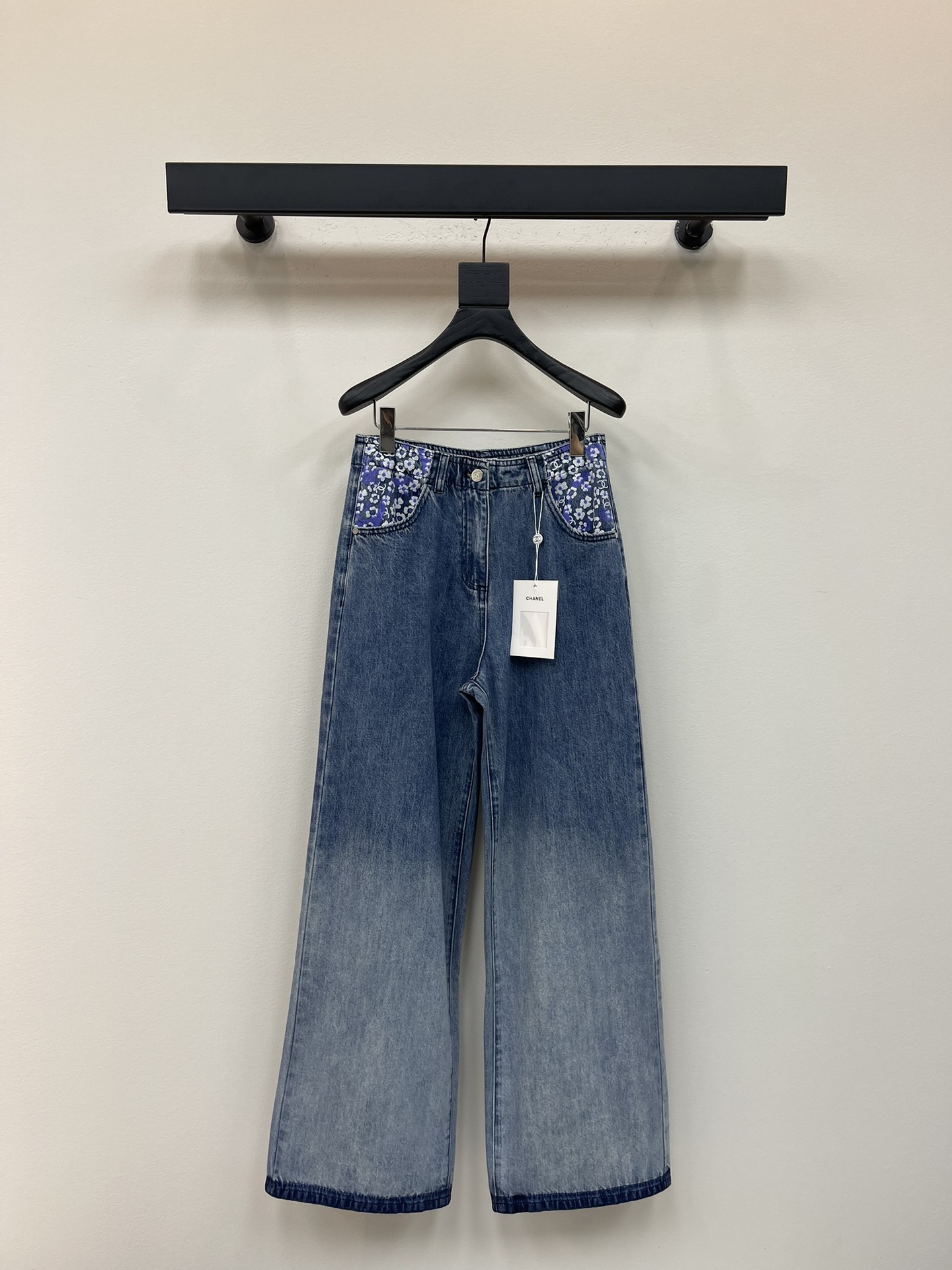 NO:467764,Chane*25 new small fragrance pocket printed logo, gradient trouser legs shadow straight trousers, official website imported cotton denim material, soft and comfortable fabric. Pocket camellia design comes with a high-end gradient + trouser legs shadow, straight-fitting upper body fashionable and high-end, slimming and long legs, versatile artifact Size 34/36/38, chanel, alexander wang19860909Chane*25新款小香风口袋印花logo,渐变裤脚阴影直筒长裤,官网款进口全棉牛仔材质,面料柔软舒适.口袋山茶花设计自带高级感渐变+裤脚阴影,直筒版型上身时髦又高级 显瘦显腿长 百搭神器 尺码34/36/38,,chanel,alexander wang,Women's clothing