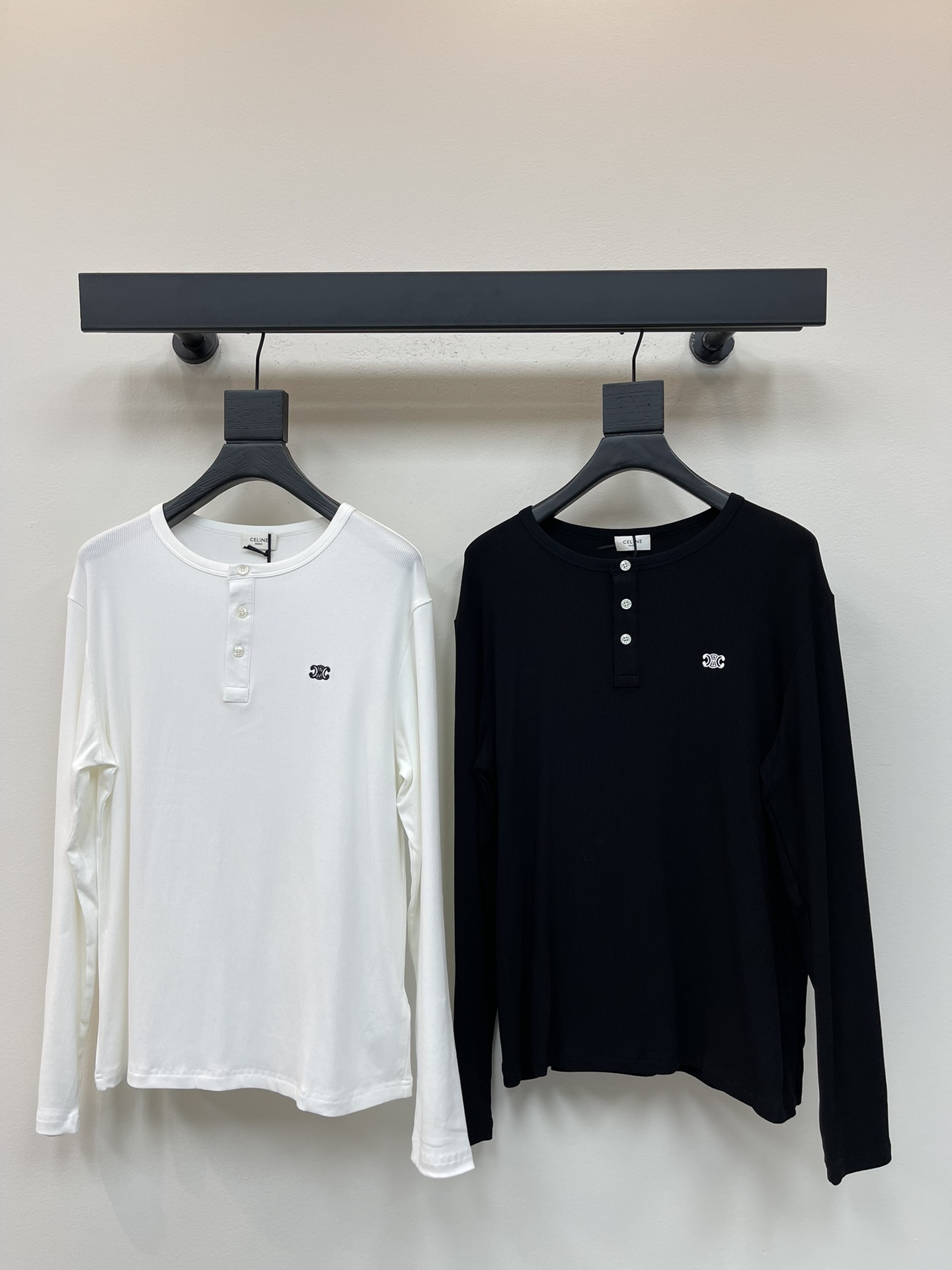 NO:464346,CELIN*25 early autumn new embroidered logo button thread cotton loose long-sleeved base shirt This loose version is not a slim version. Button design, embroidery logo craftsmanship highlights the brand style. Slim fit style. The carriage is smooth and delicate. Perfect details. SML, celine, alexander wang19860909CELIN*25早秋新款刺绣logo纽扣螺纹棉宽松长袖打底衫 这款式宽松版本哈不是修身版本 纽扣设计 刺绣logo工艺 彰显品牌格调 修身版型 车工走线平整细腻 完美细节处理 SML,,celine,alexander wang,Women's clothing